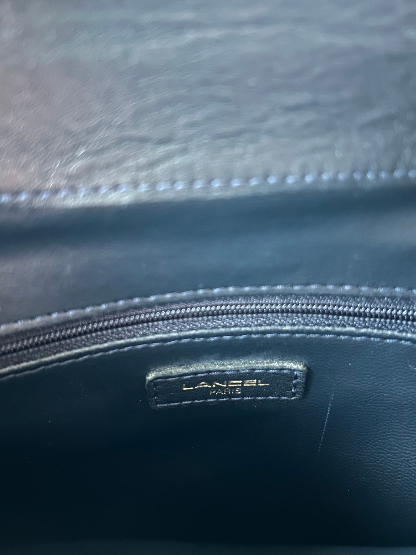 Sac Lancel vintage bleu marine cuir la friperie vintage 25