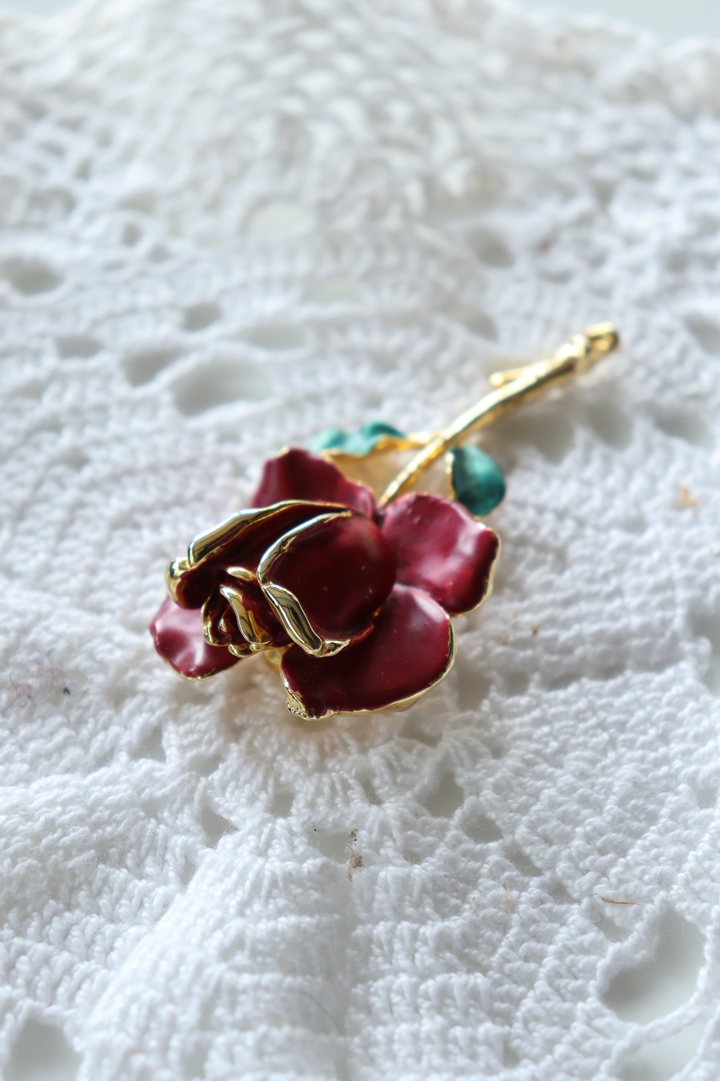 Broche rose vintage émail rouge vert la friperie vintage 25