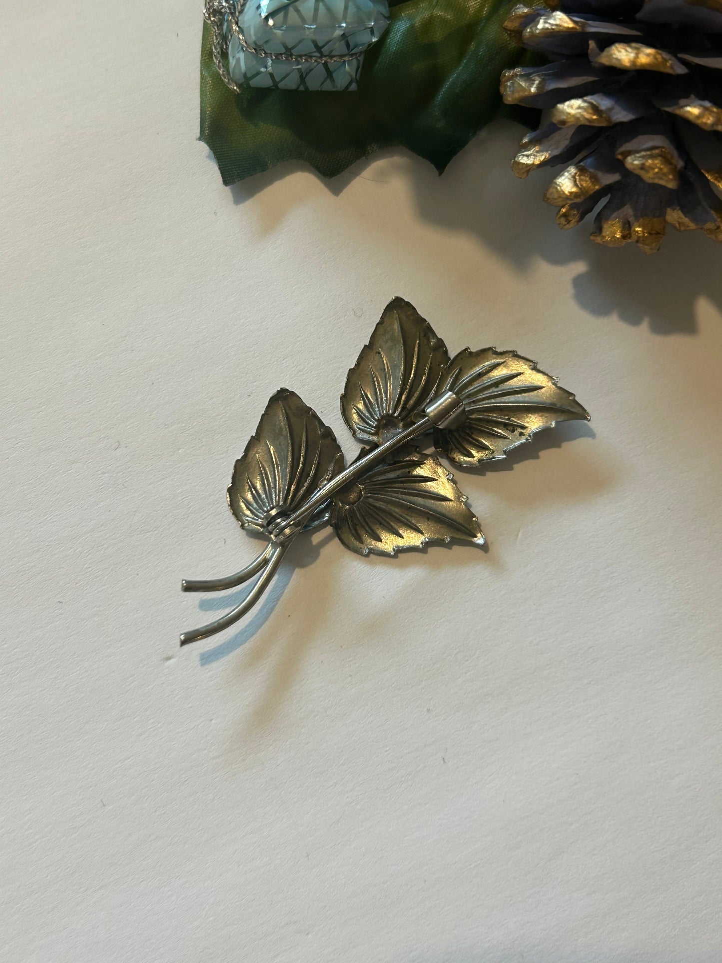 Broche vintage feuillage argenté – 3 feuilles sculptées la friperie vintage 25