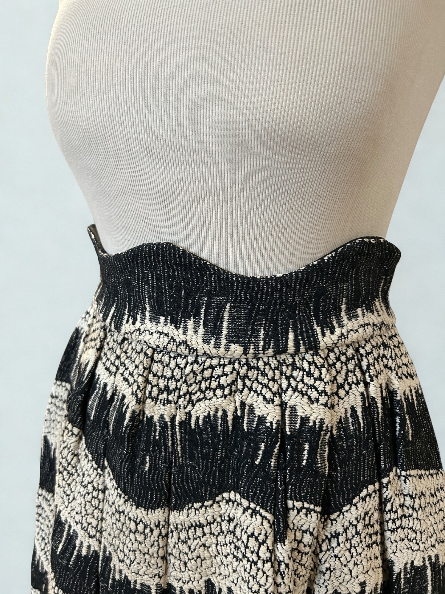 Jupe vintage noire écrue à motifs