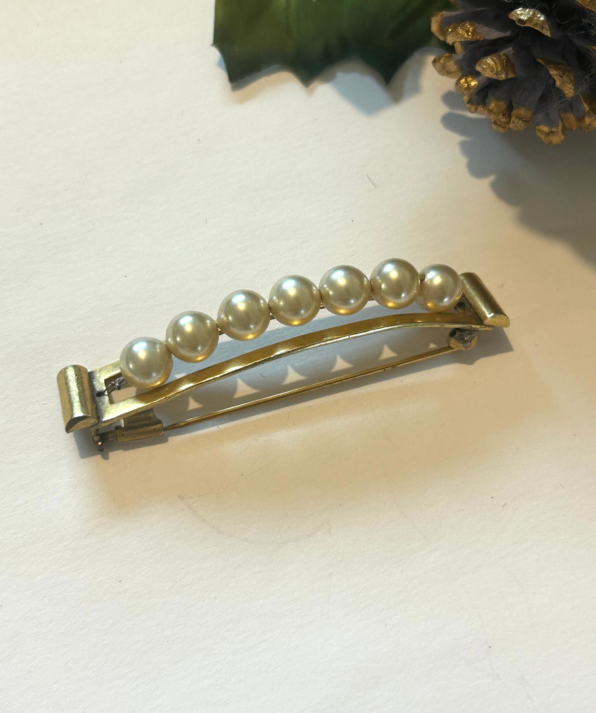 Broche vintage perles nacrées metal doré années 60 la friperie vintage 25