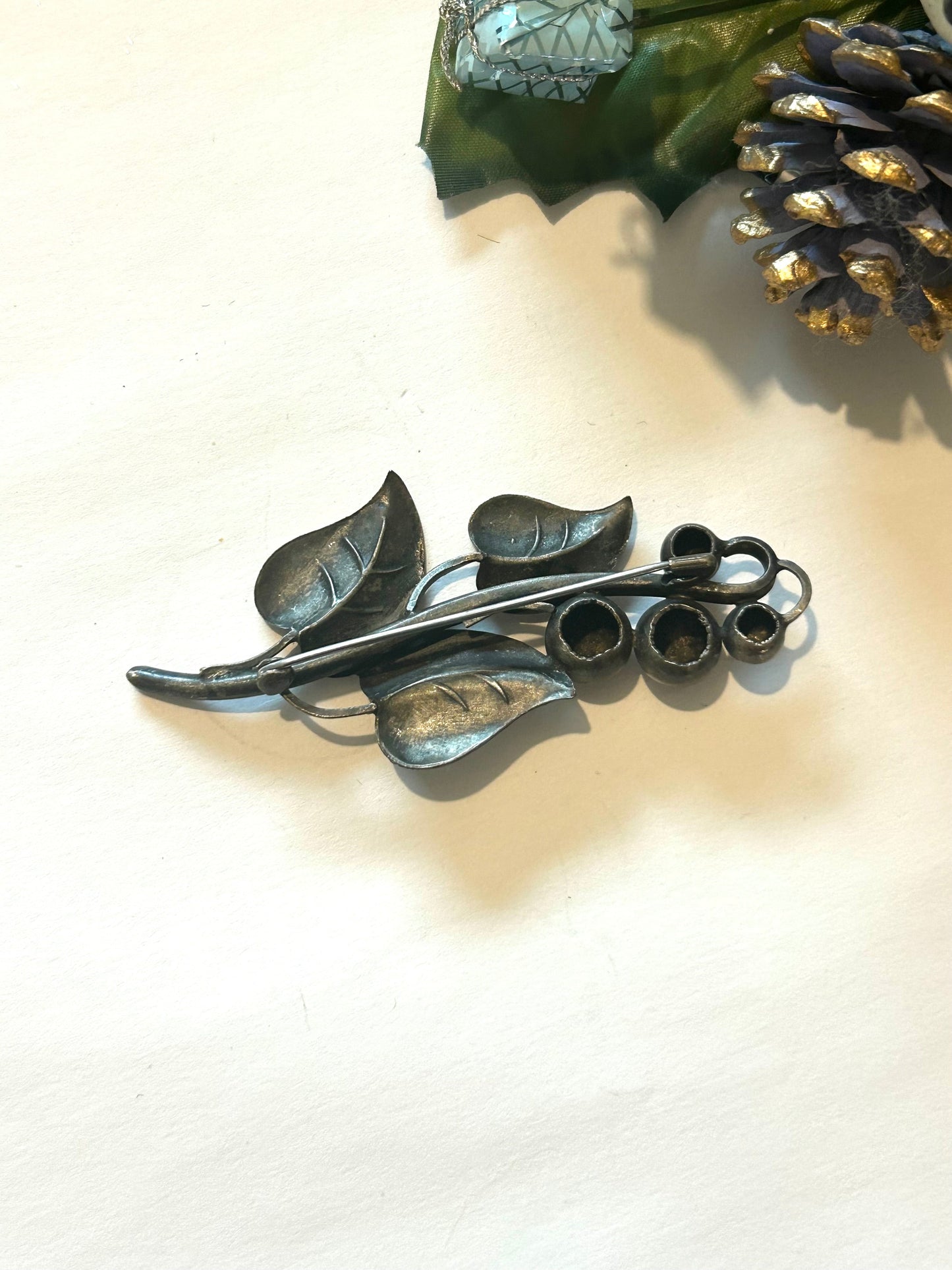 Broche vintage feuillage à baies 60’s la friperie vintage 25