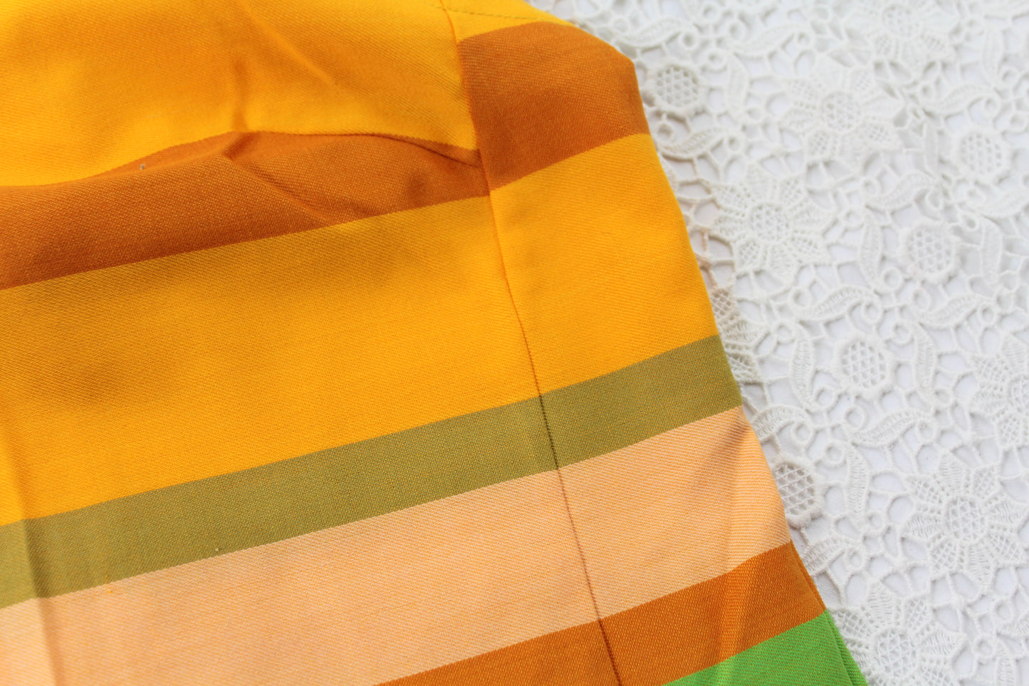 Robe vintage sans manches rayures colorées jaune orange droite