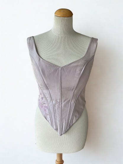 Corset satin lilas brodé en pointe