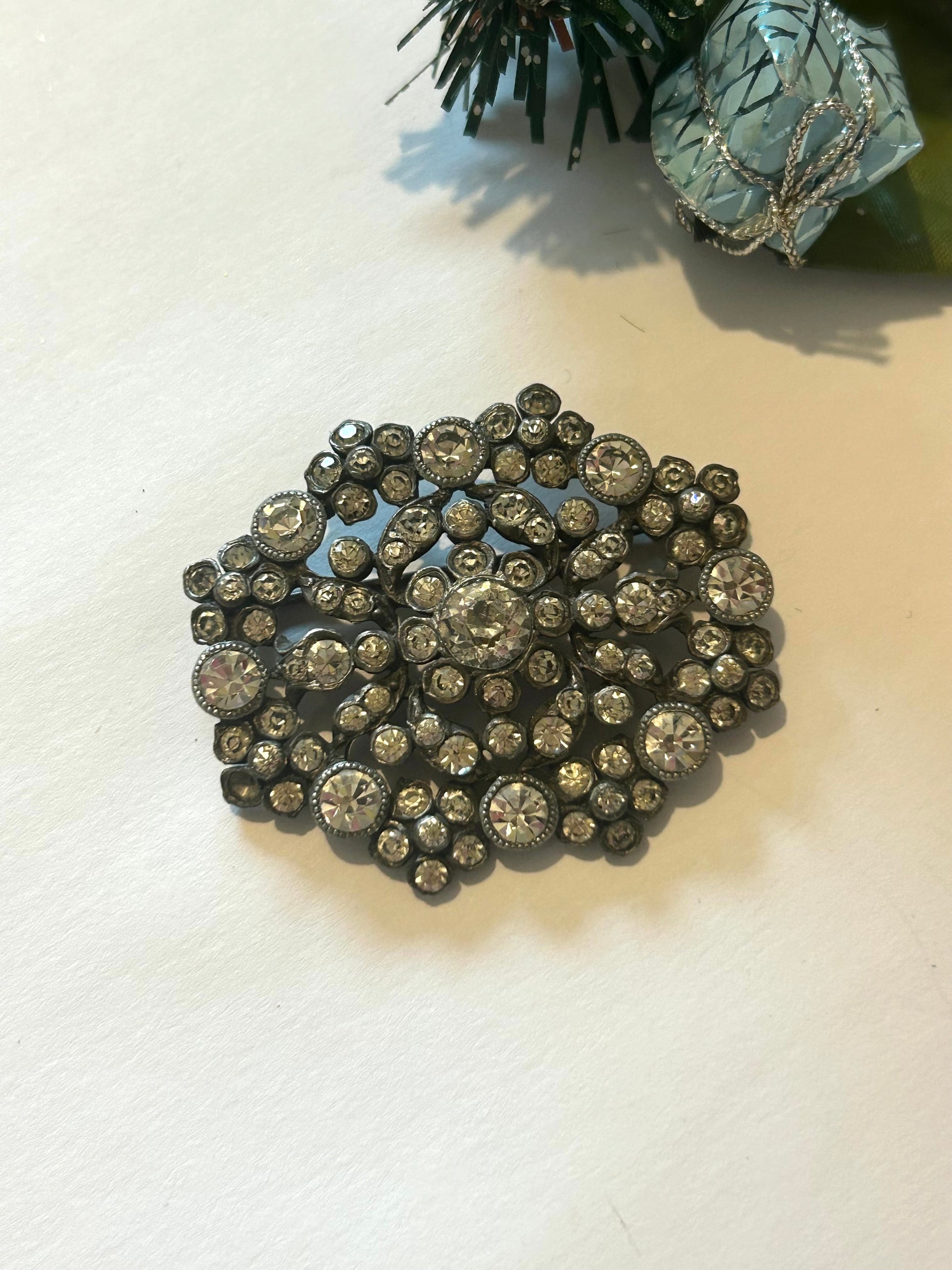 Broche vintage rosace strass argenté la friperie vintage 25