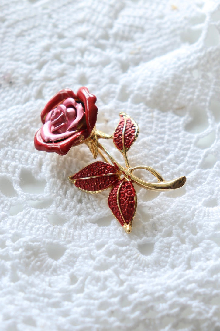 Broche rose vintage émaillée rouge et or la friperie vintage 25