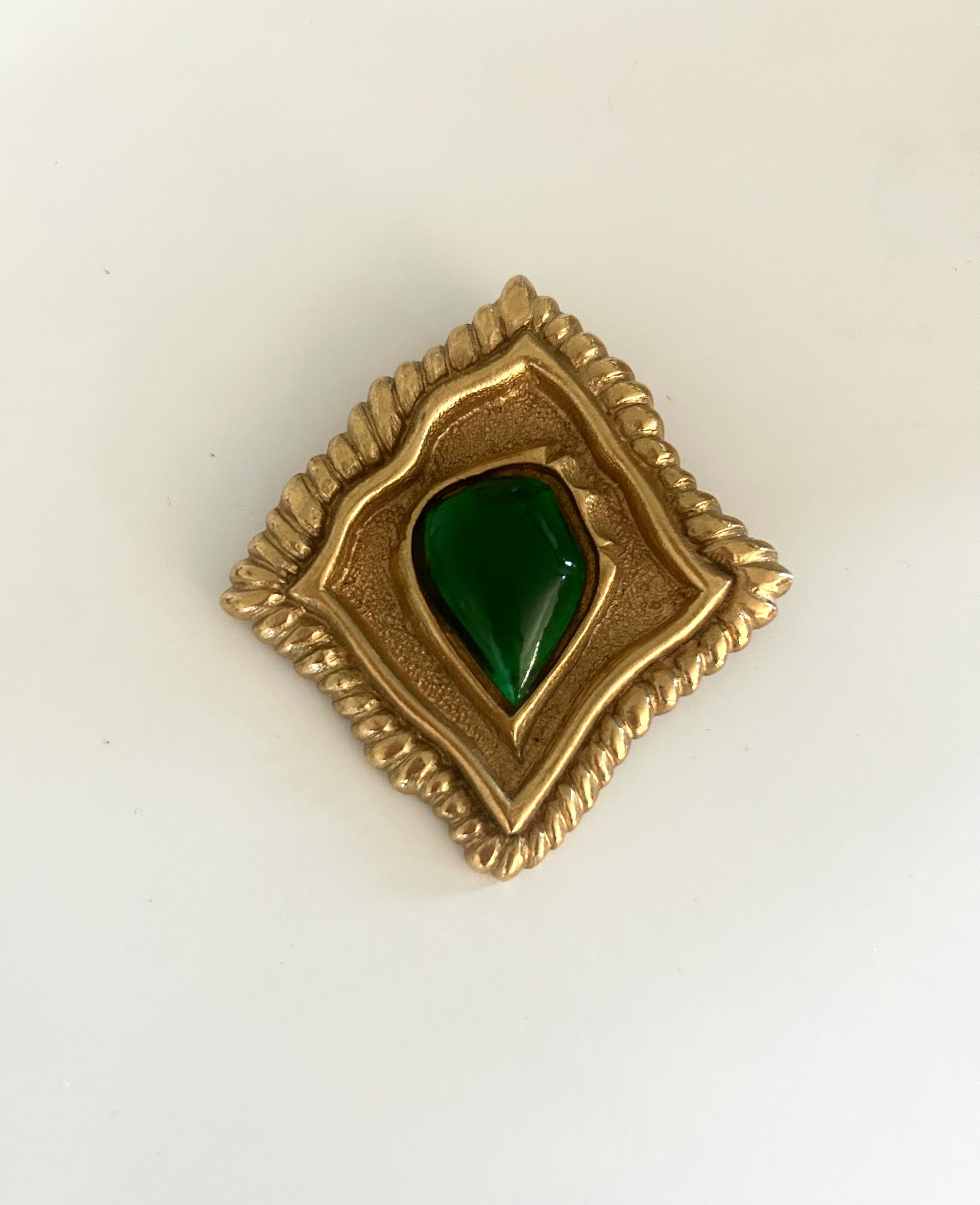 Broche vintage dorée & pierre verte – Scherrer Paris la friperie vintage 25