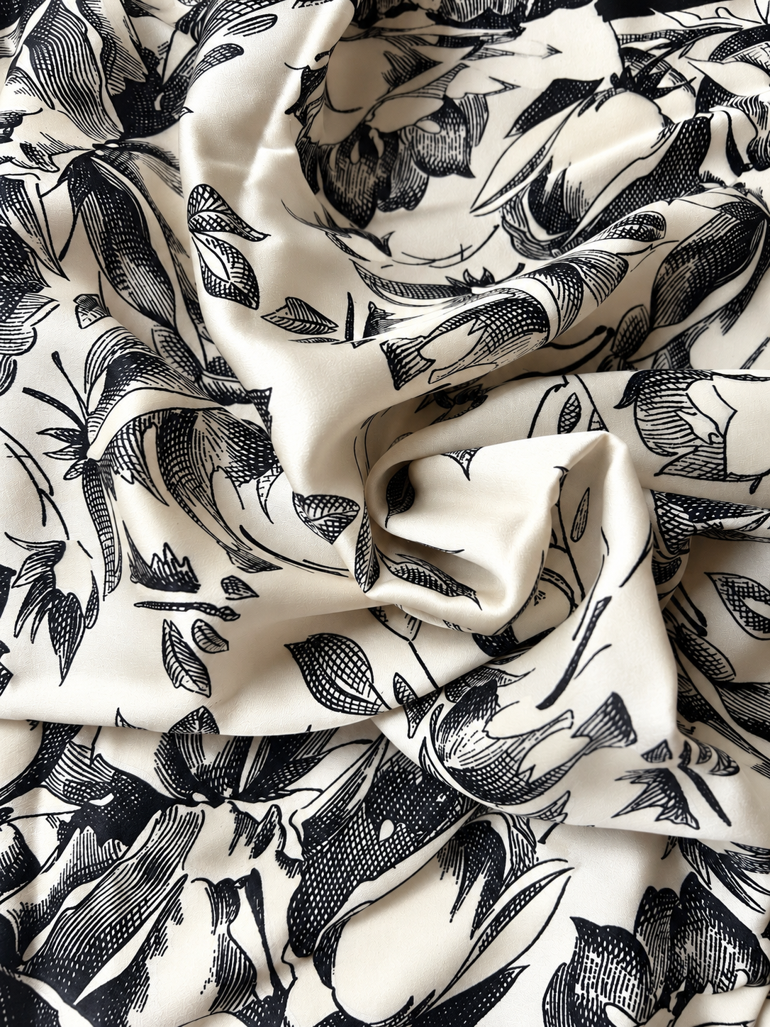 Foulard vintage en soie noir écru