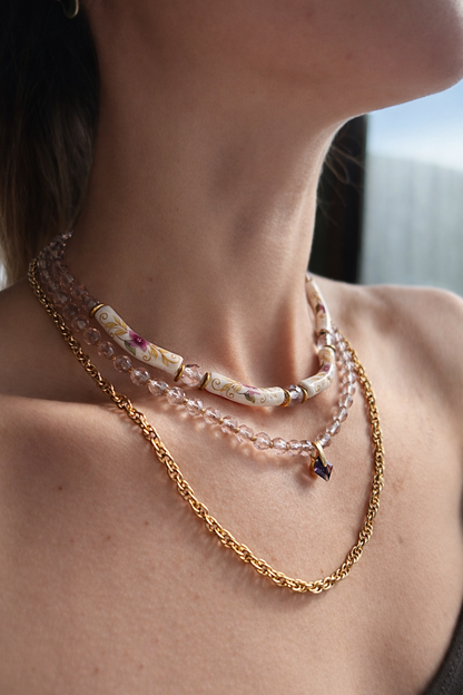 Collier multirang vintage upcyclé perles roses, céramique fleurs & chaîne dorée