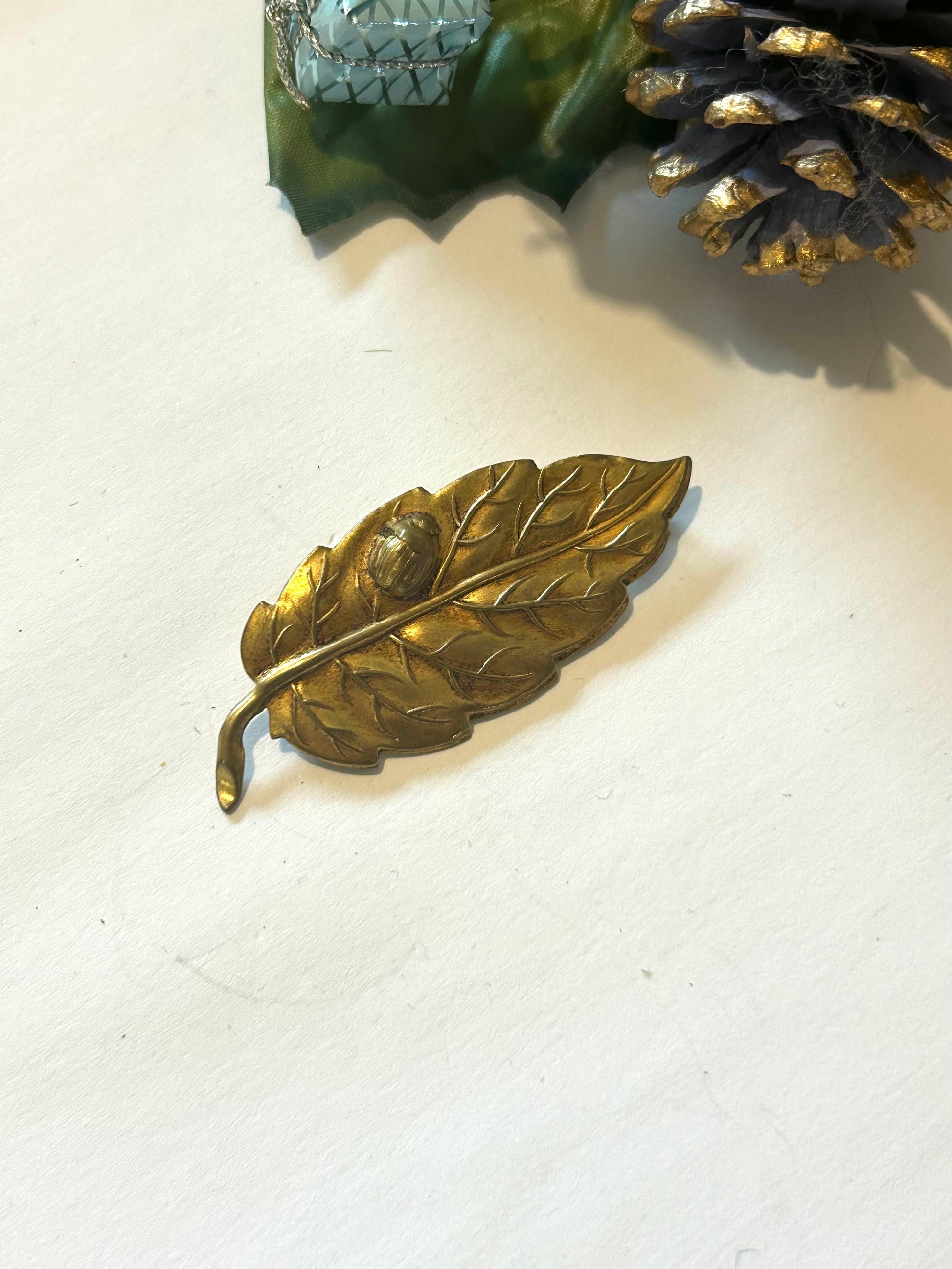 Broche vintage coccinelle et feuille la friperie vintage 25