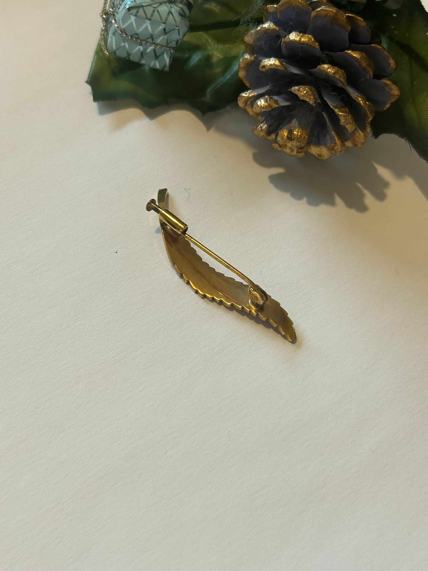 Broche vintage plume dorée