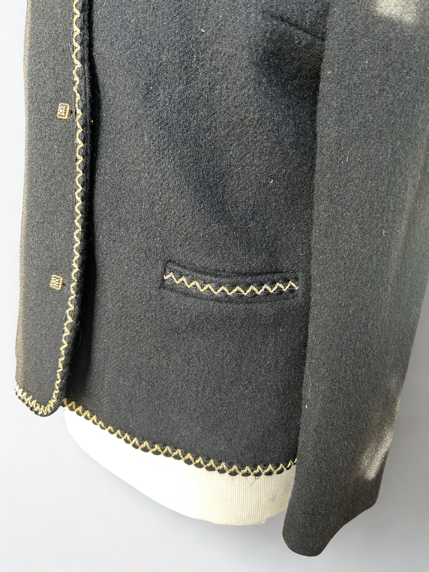 Veste vintage noire bordure dorée la friperie vintage 25