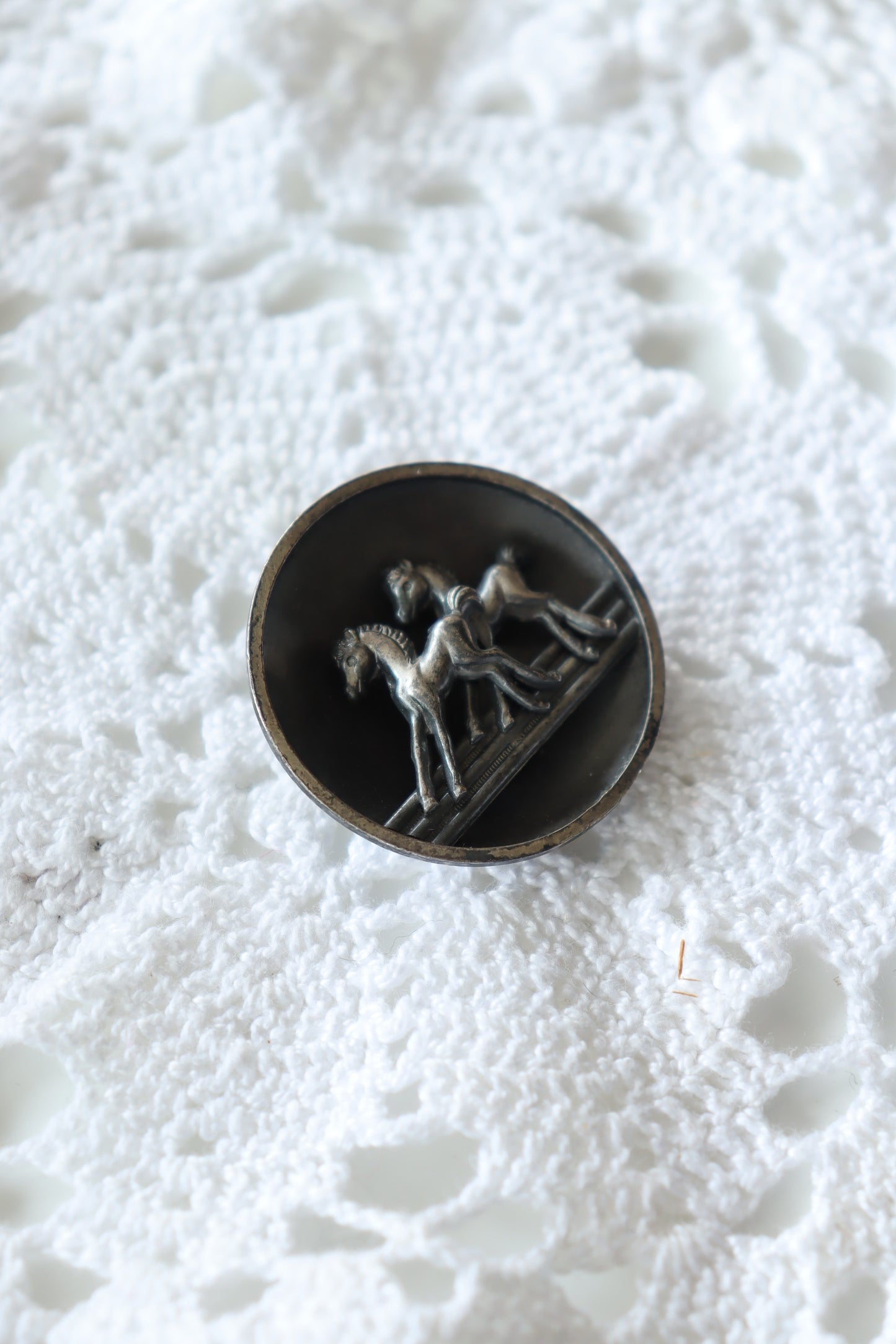 Broche antique métal argenté chevaux la friperie vintage 25