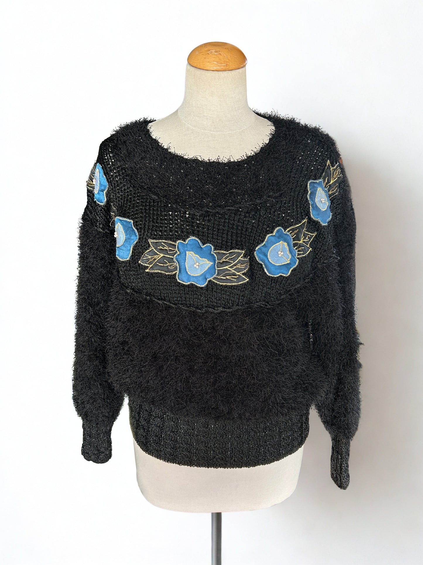 Pull vintage noir brodé fleurs bleues
