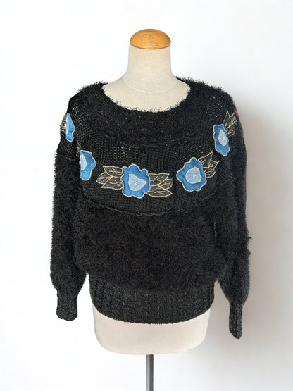 Pull vintage noir brodé fleurs bleues
