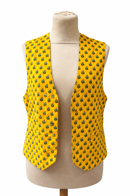 Gilet vintage Naf Naf en velours jaune fleuri – dos réglable – Taille S