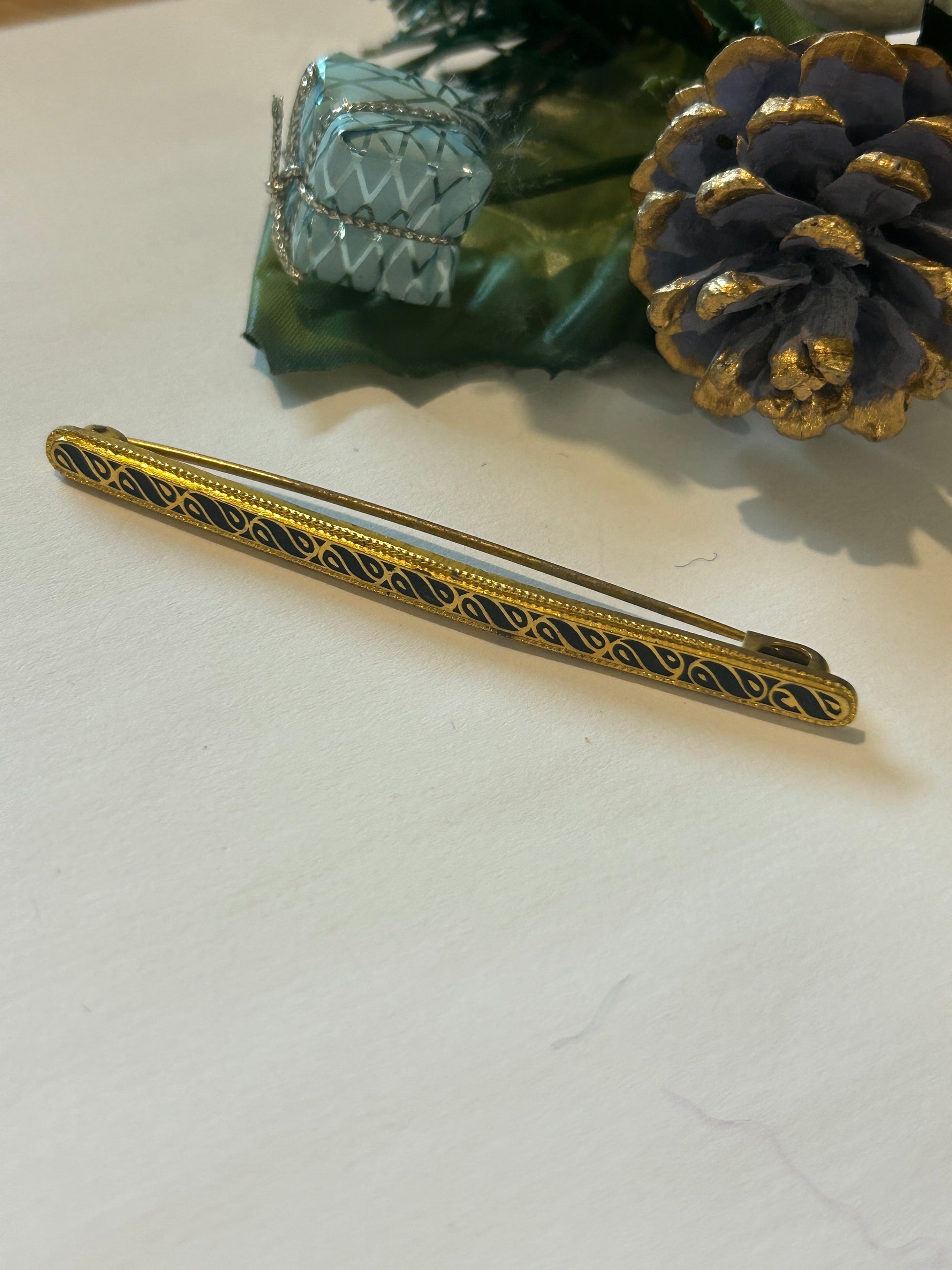 Broche vintage émaillée noire et or la friperie vintage 25