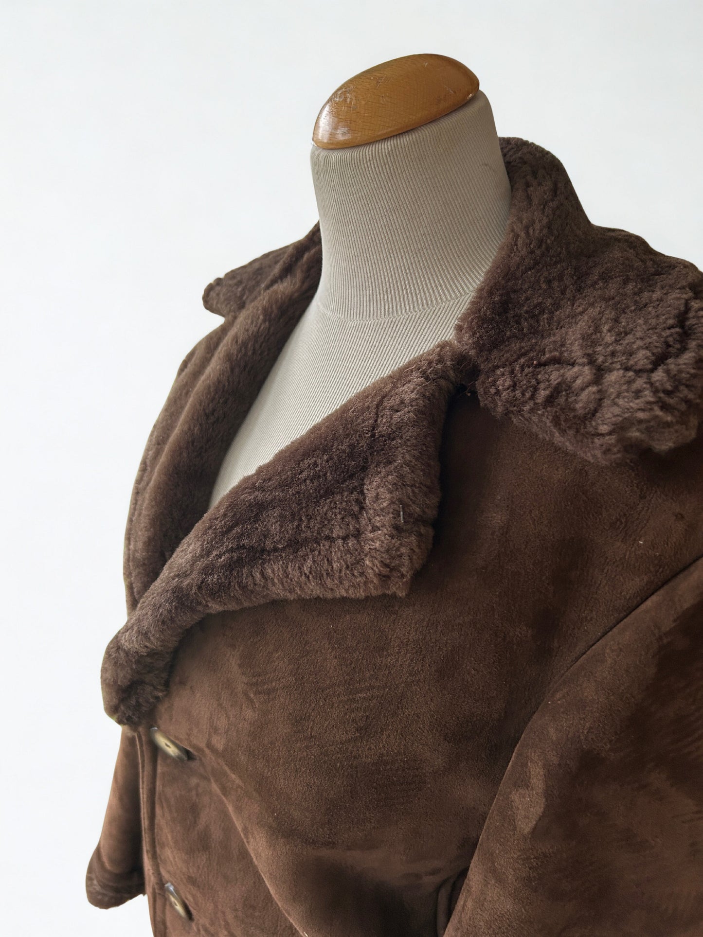 Manteau vintage en peau lainée – marron chocolat la friperie vintage 25