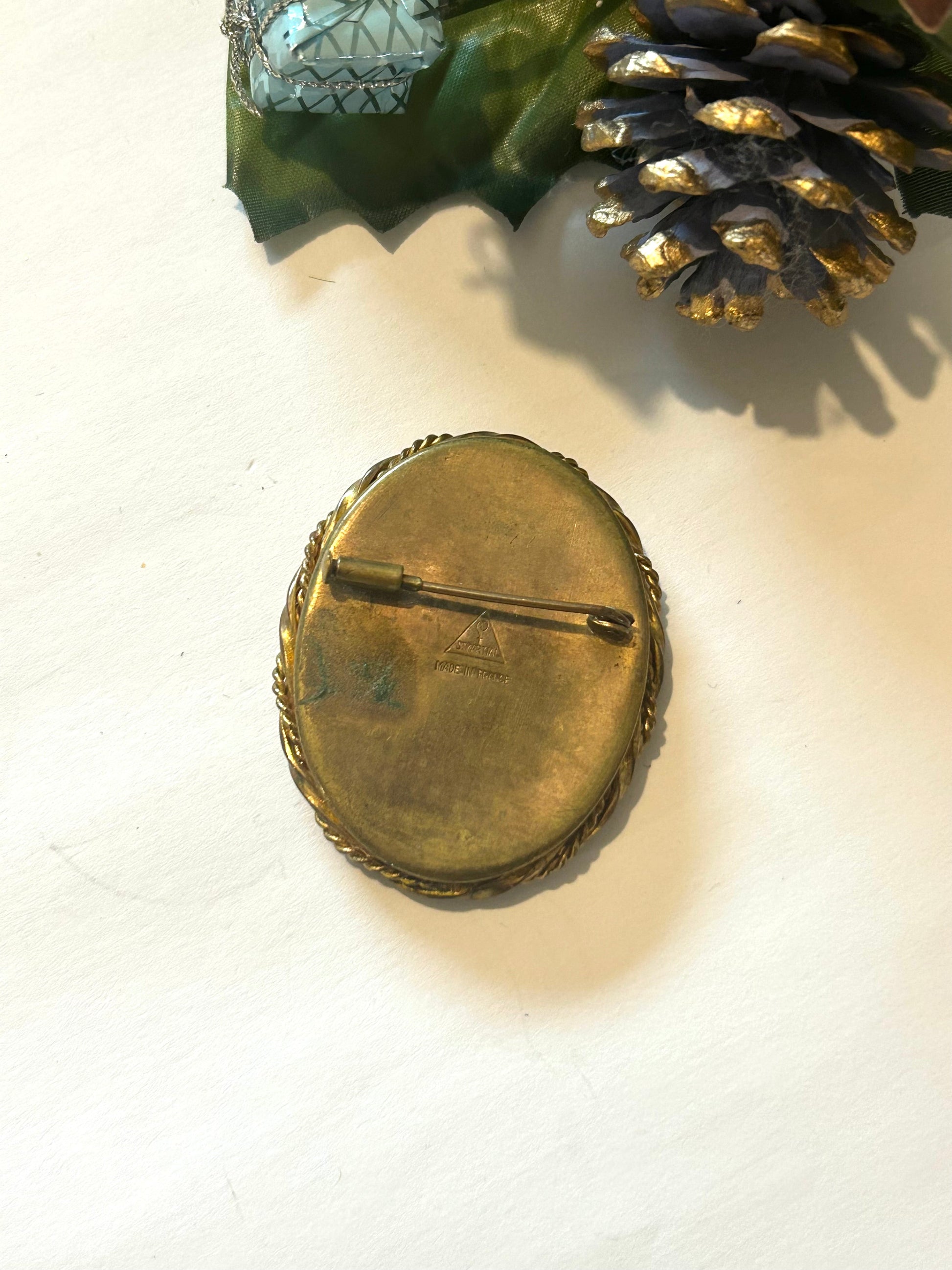 Broche vintage portait dame peint la friperie vintage 25