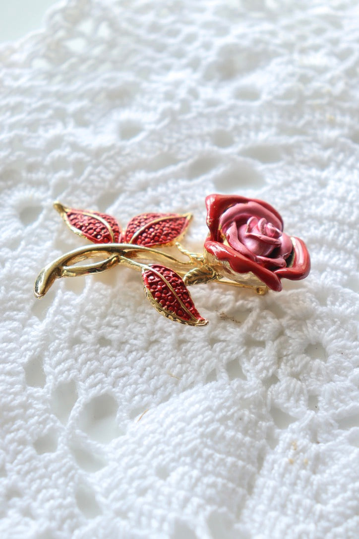 Broche rose vintage émaillée rouge et or la friperie vintage 25