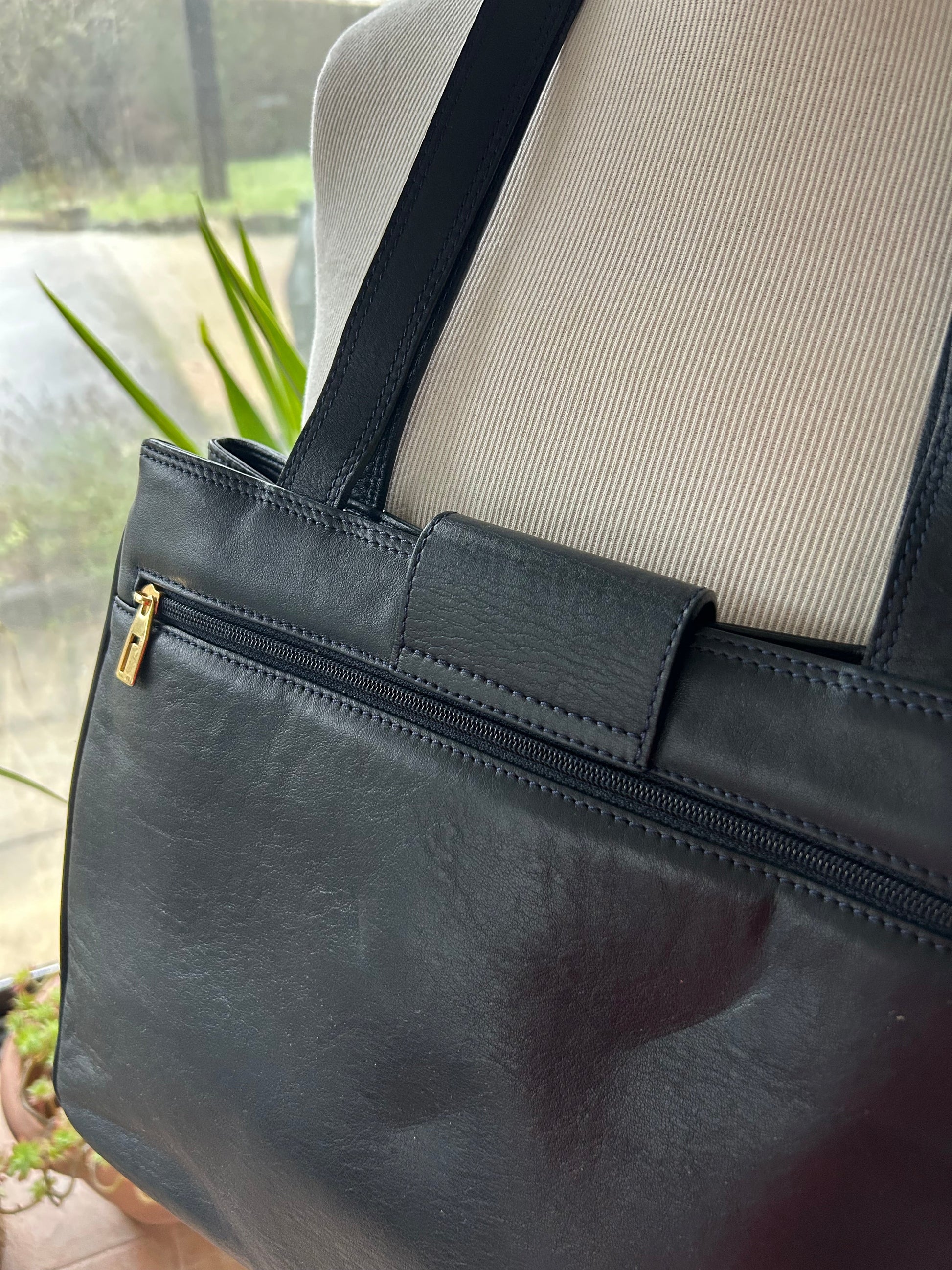 Sac Lancel vintage bleu marine cuir la friperie vintage 25