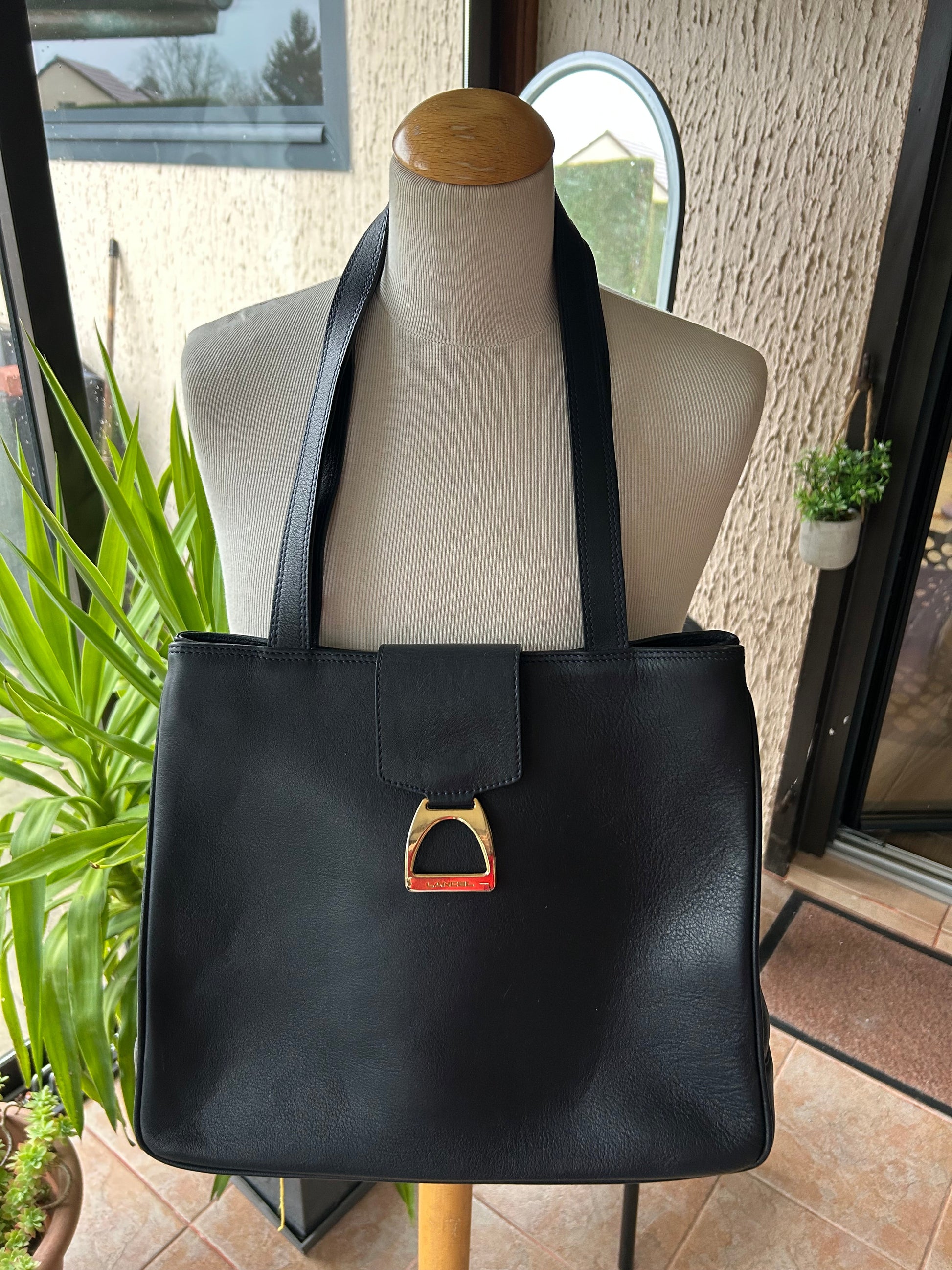 Sac Lancel vintage bleu marine cuir la friperie vintage 25