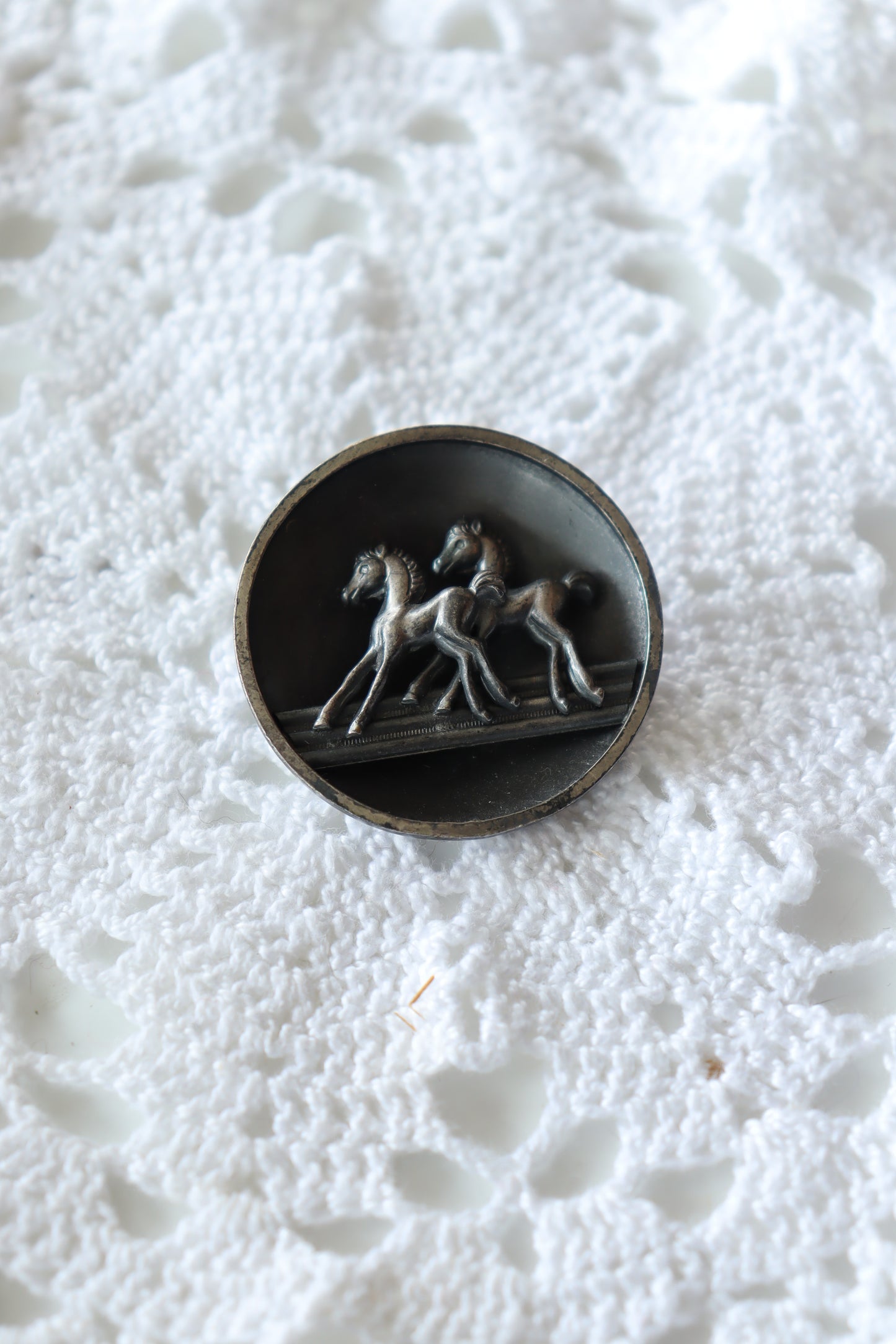 Broche antique métal argenté chevaux la friperie vintage 25