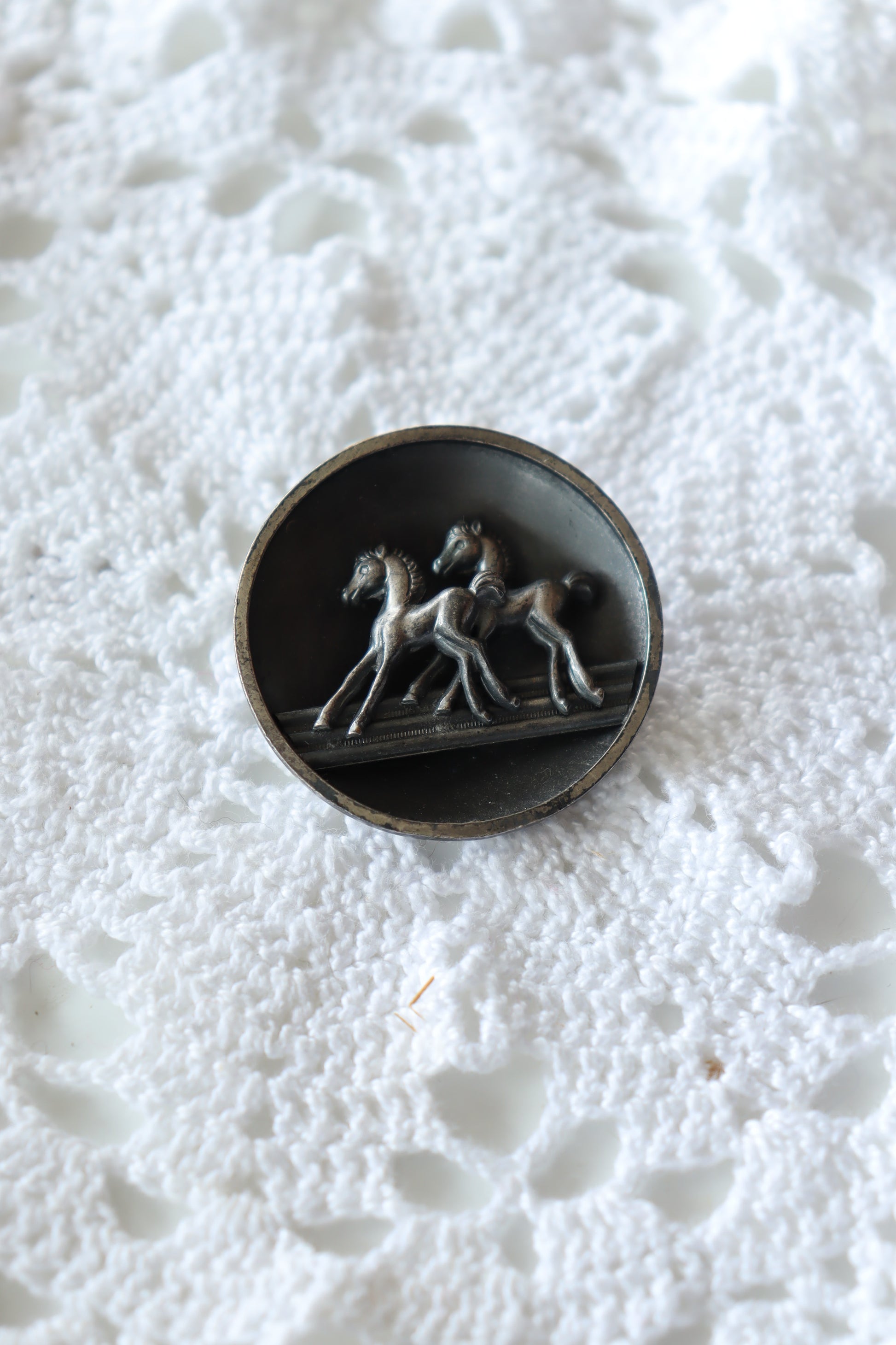 Broche antique métal argenté chevaux la friperie vintage 25