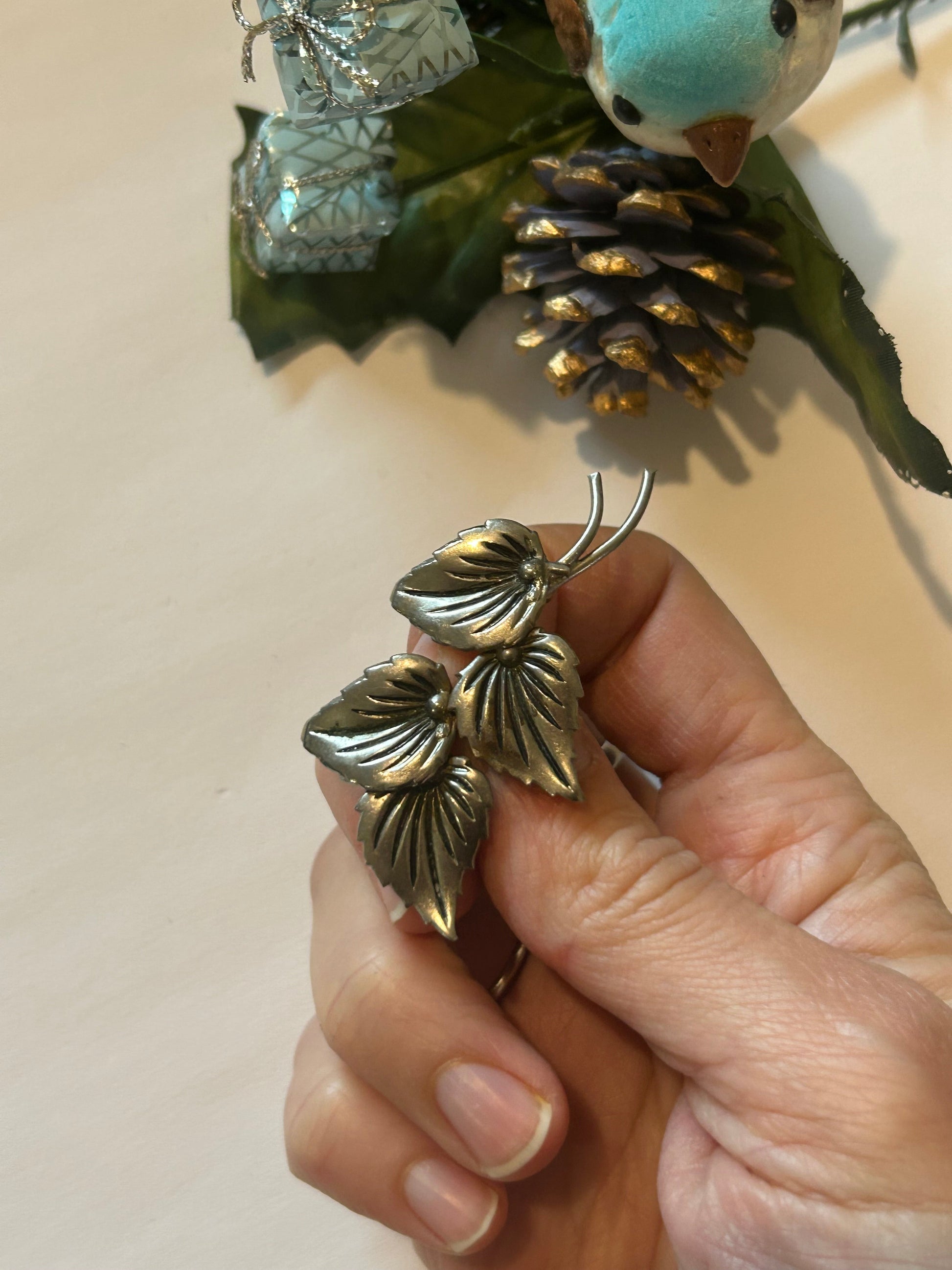 Broche vintage feuillage argenté – 3 feuilles sculptées la friperie vintage 25