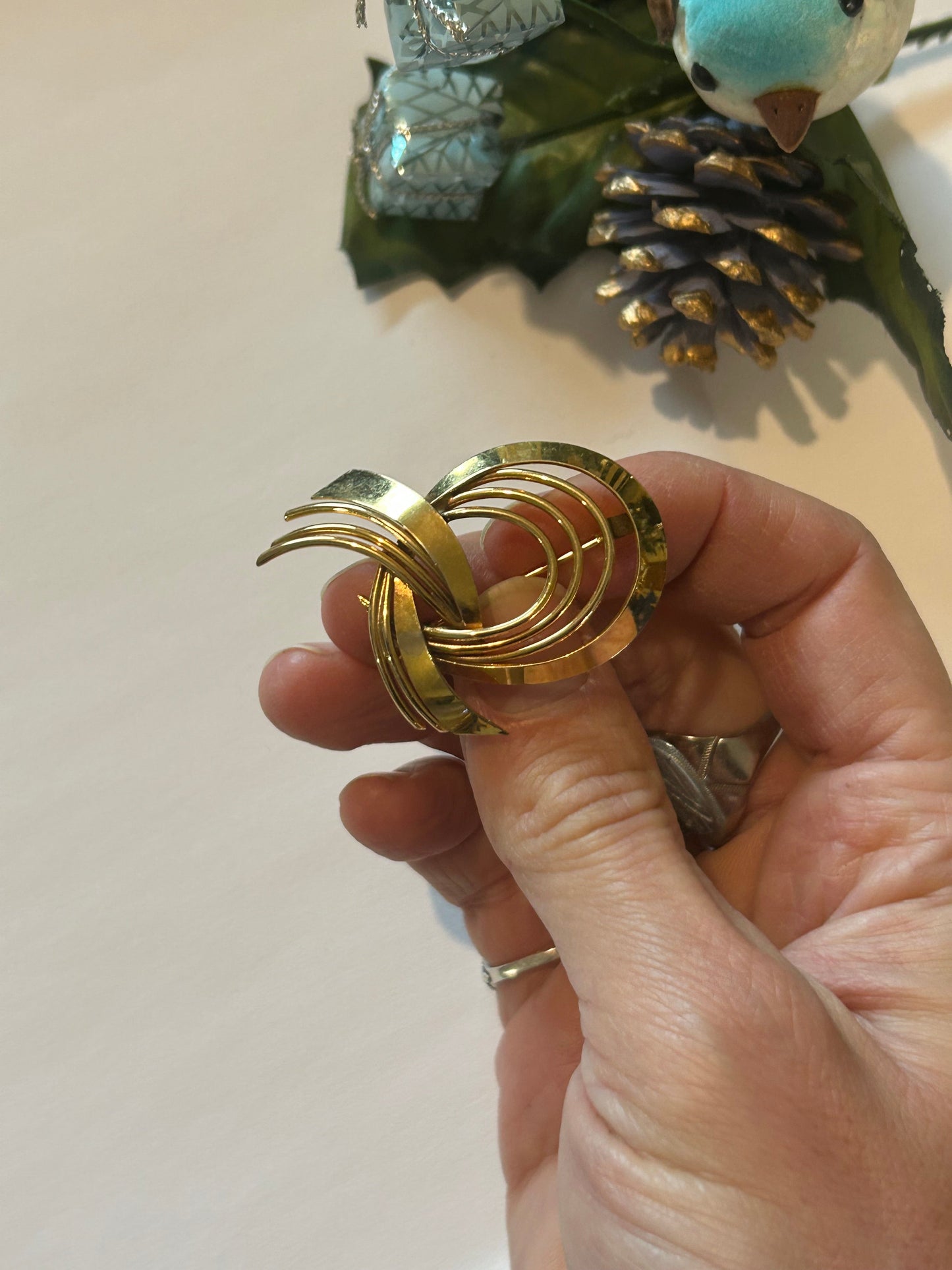 Broche vintage dorée spirale la friperie vintage 25