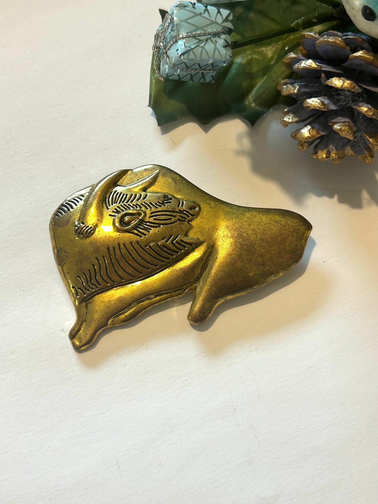 Broche vintage bison préhistorique métal doré la friperie vintage 25
