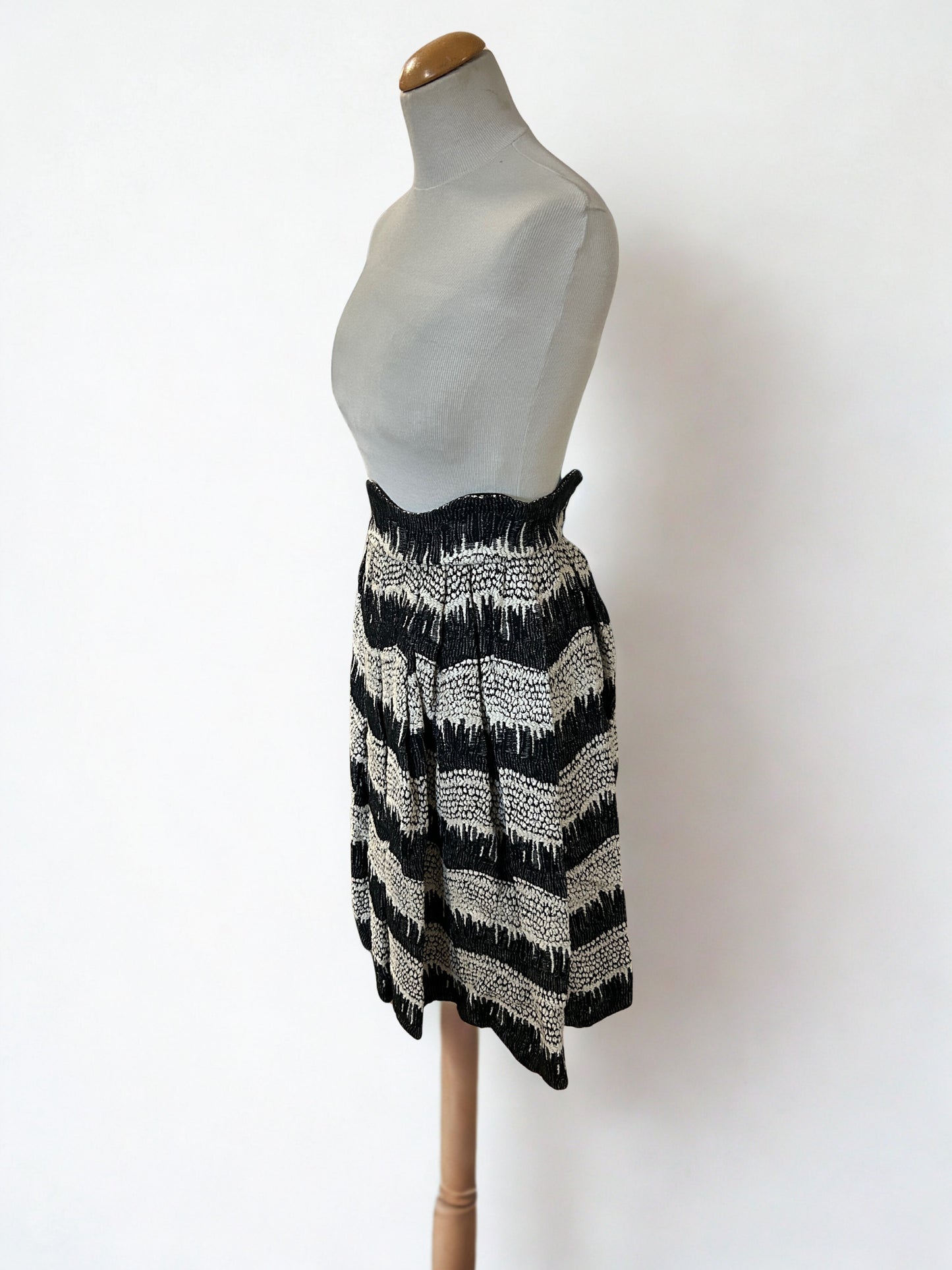 Jupe vintage noire écrue à motifs