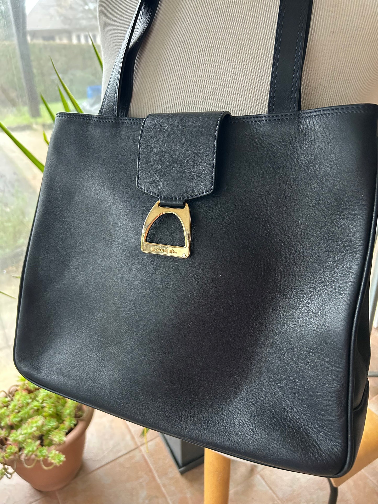 Sac Lancel vintage bleu marine cuir la friperie vintage 25