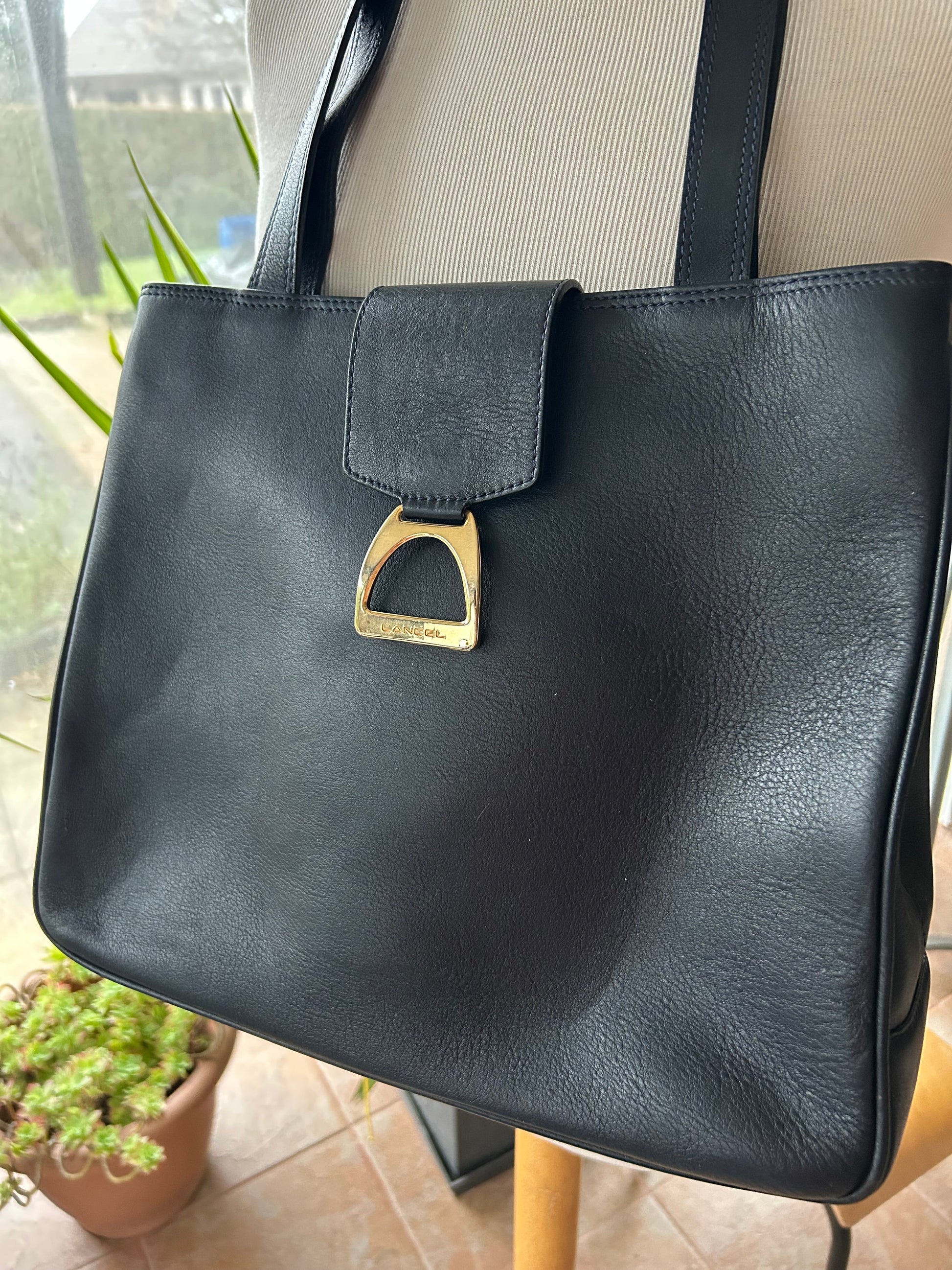 Sac Lancel vintage bleu marine cuir la friperie vintage 25