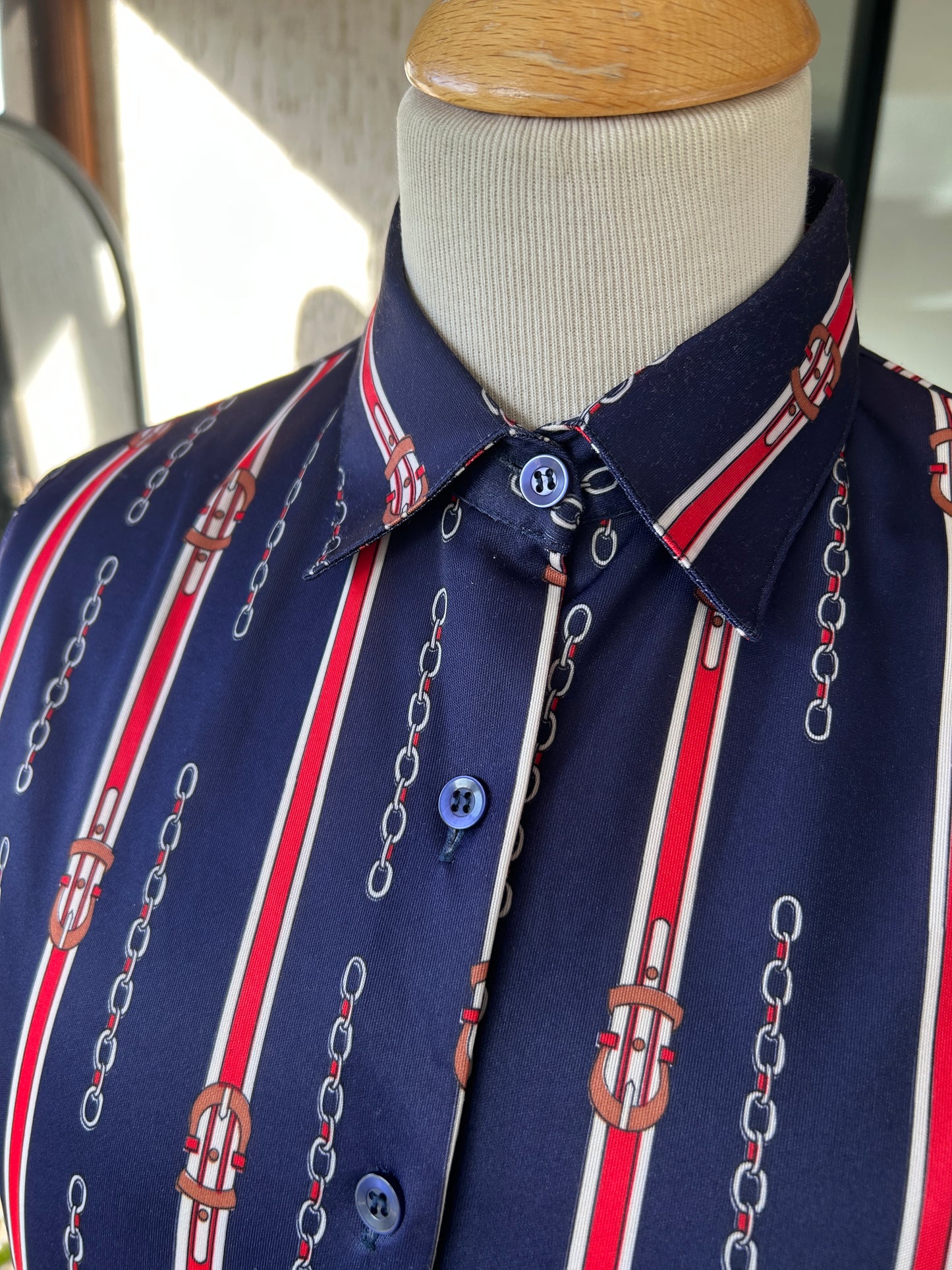 Chemisier vintage motifs chaînes bleu rouge