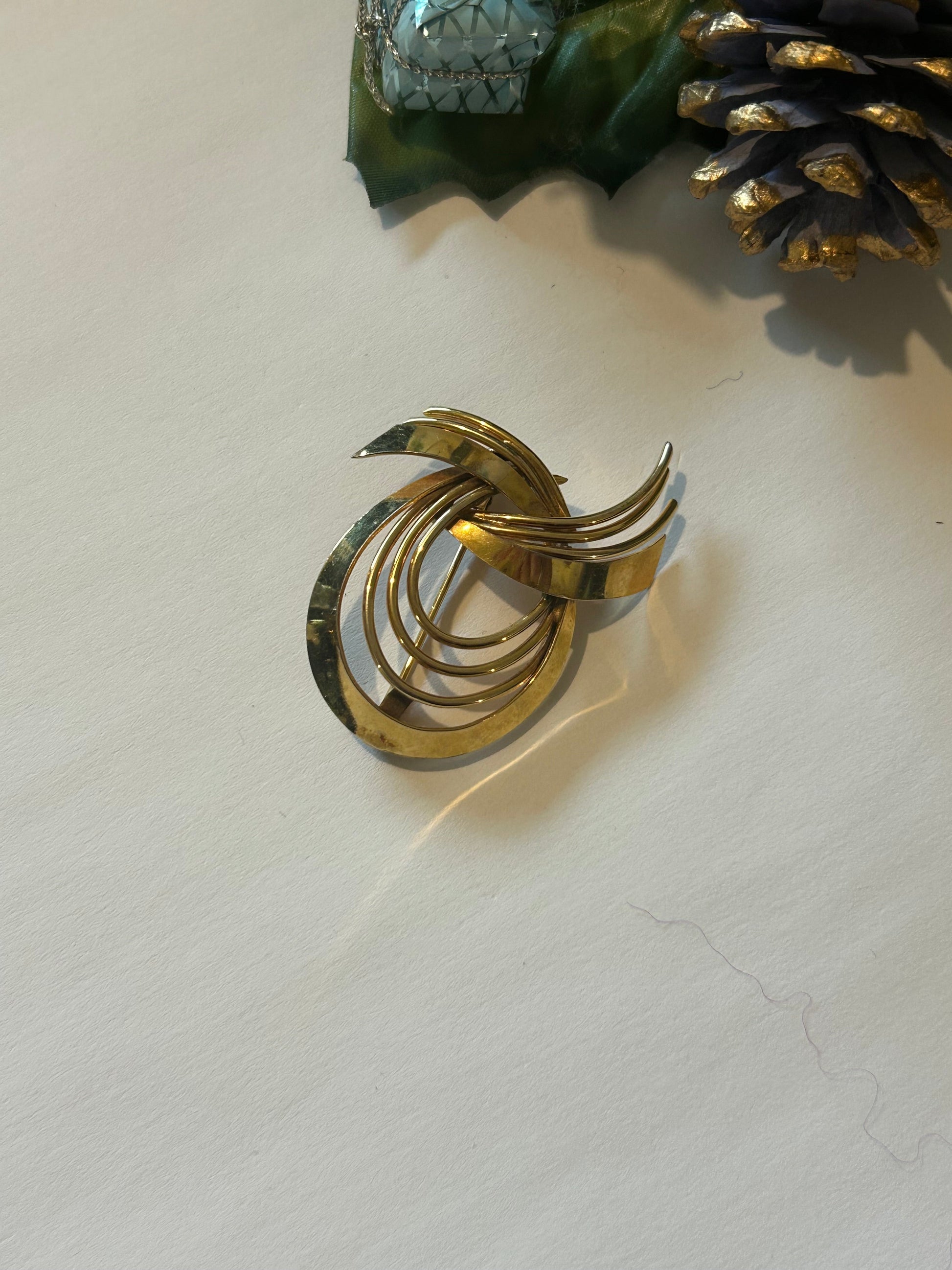 Broche vintage dorée spirale la friperie vintage 25