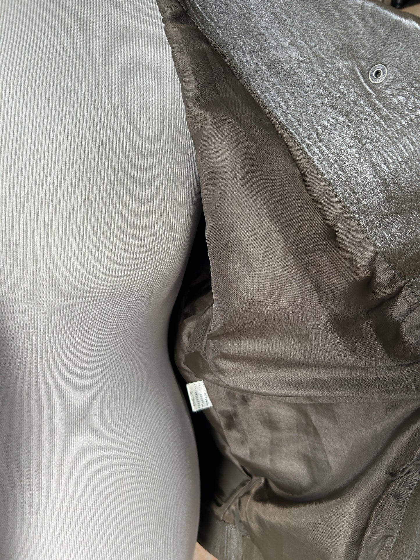 Veste en cuir d’agneau marron taupe oversize
