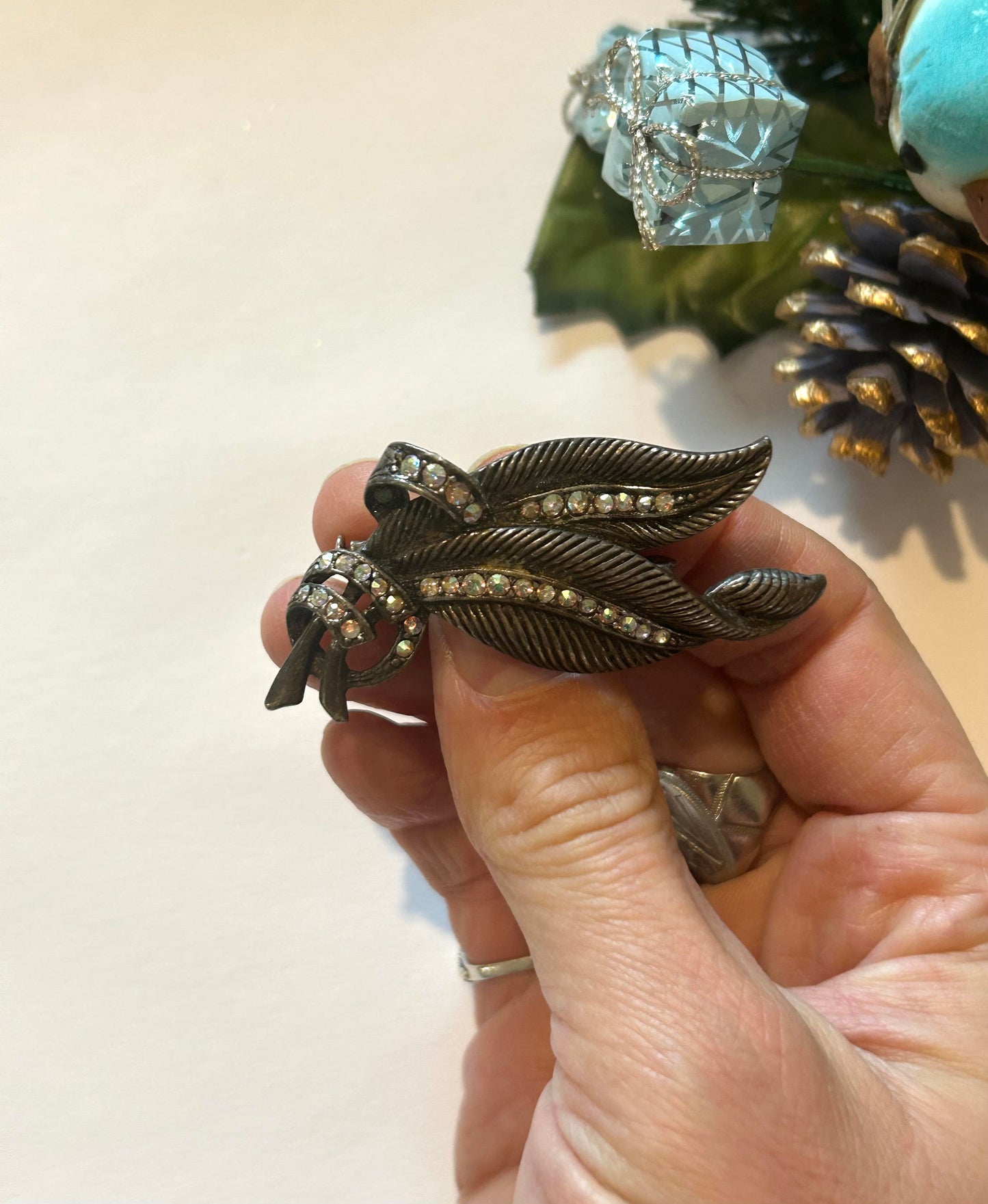 Broche vintage feuillage strass métal la friperie vintage 25