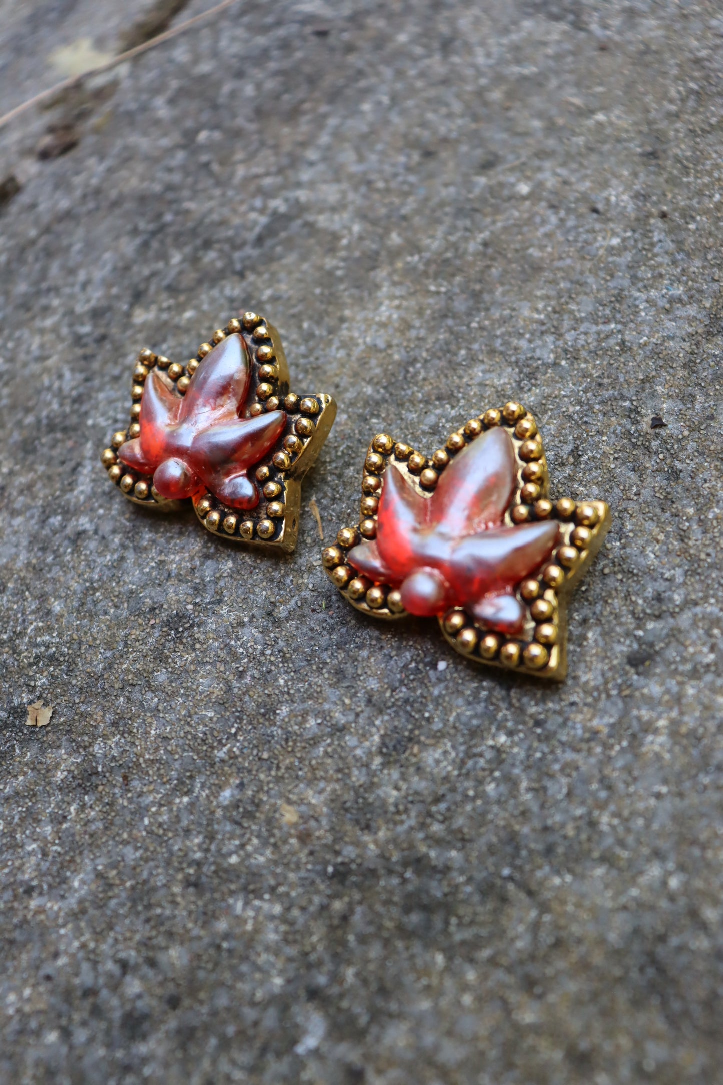Clips vintage TMB fleur rouge marbrée