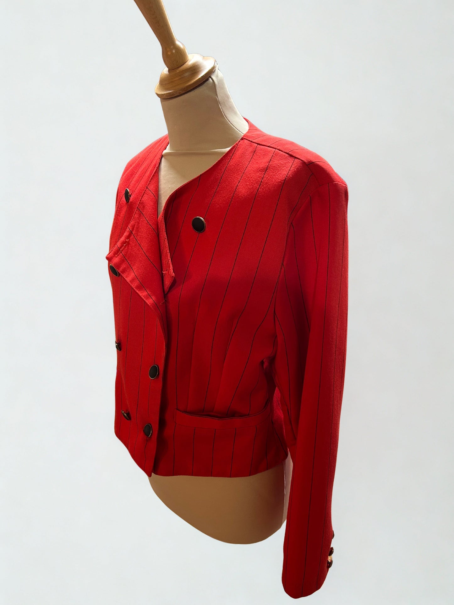 Veste courte vintage rouge à fines rayures noires 80’s la friperie vintage 25