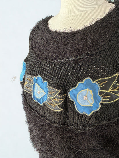 Pull vintage noir brodé fleurs bleues