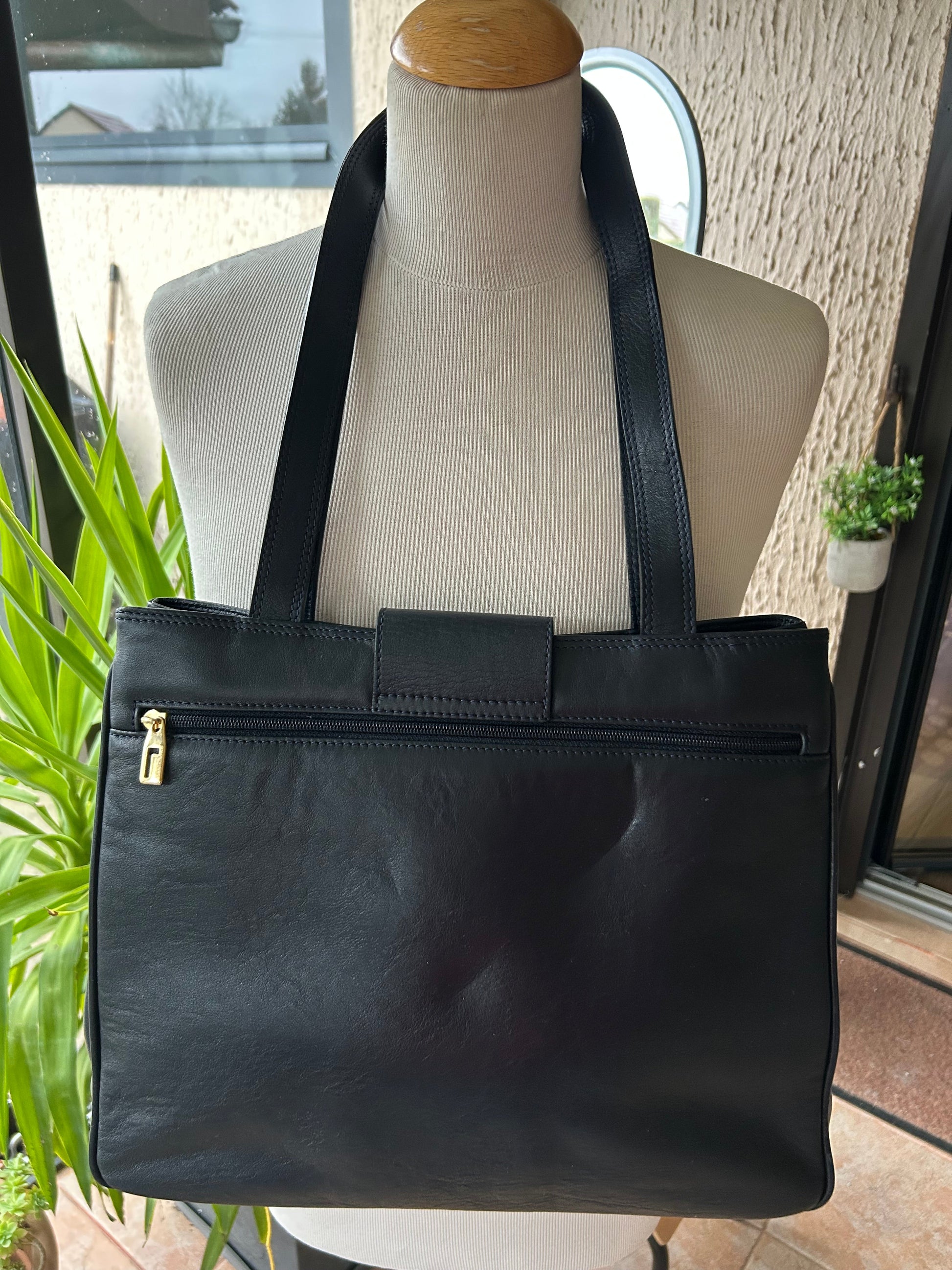 Sac Lancel vintage bleu marine cuir la friperie vintage 25