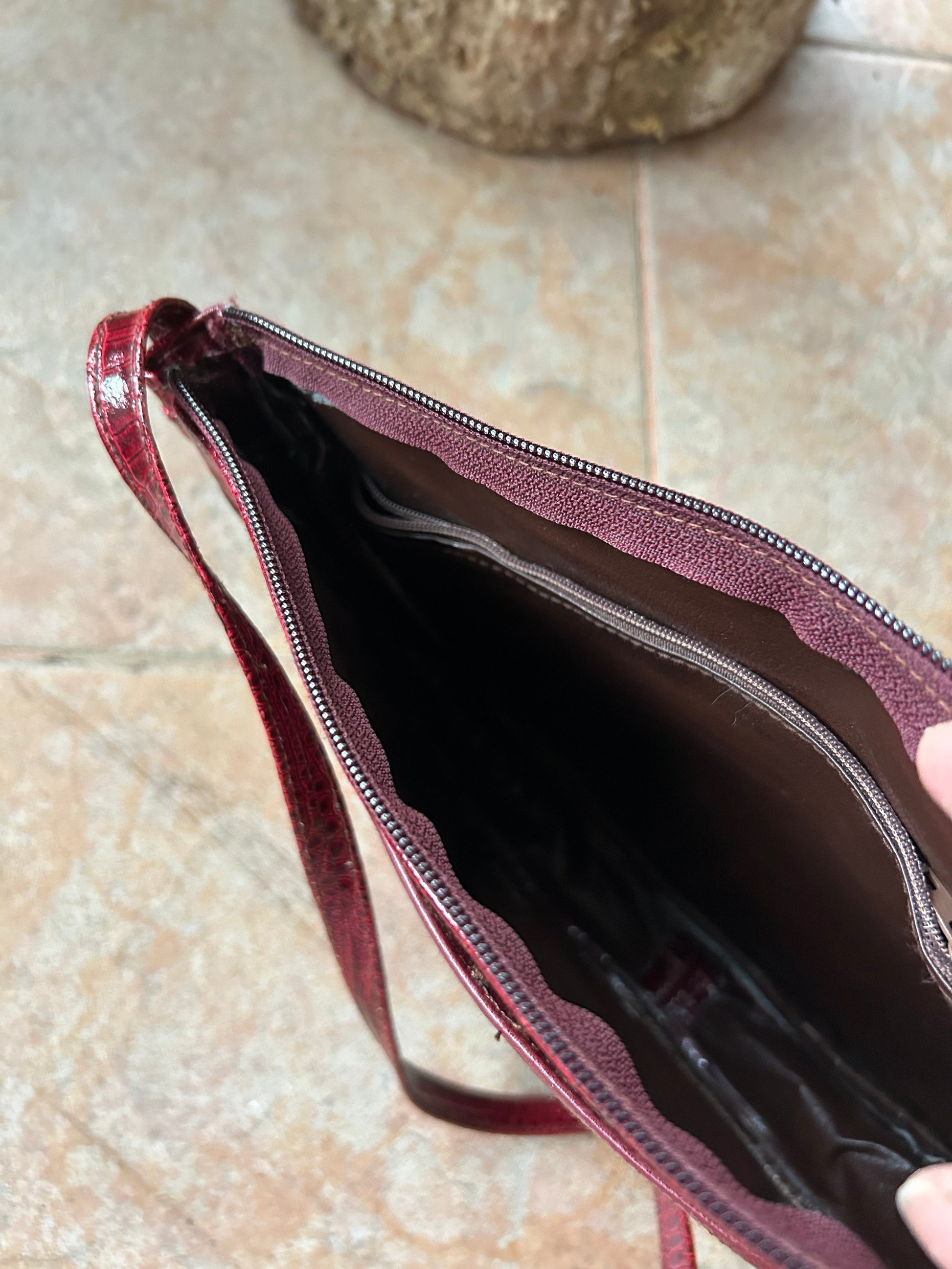 Sac bandoulière vintage effet croco bordeaux la friperie vintage 25