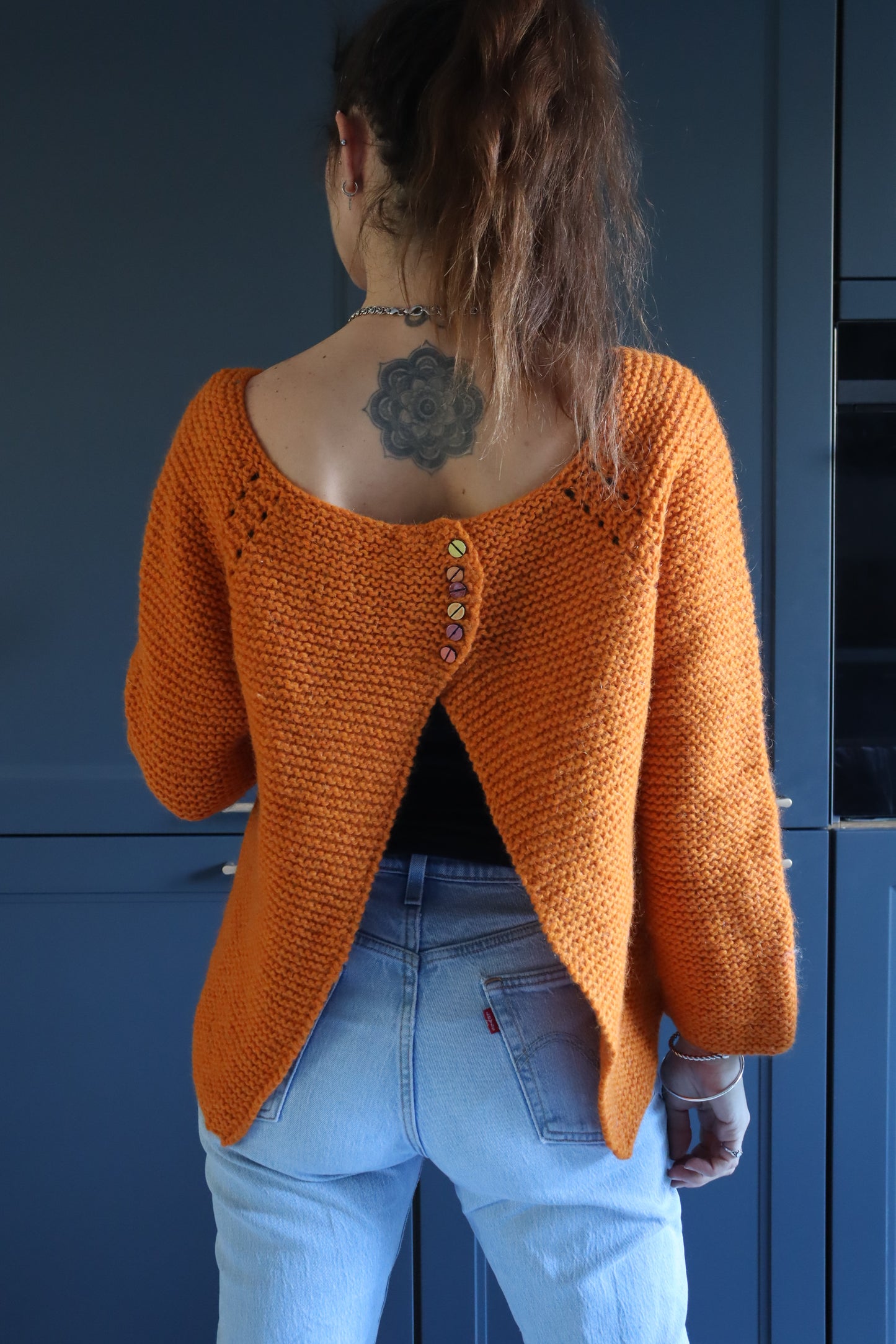 Pull orange fait main ouverture dos la friperie vintage 25