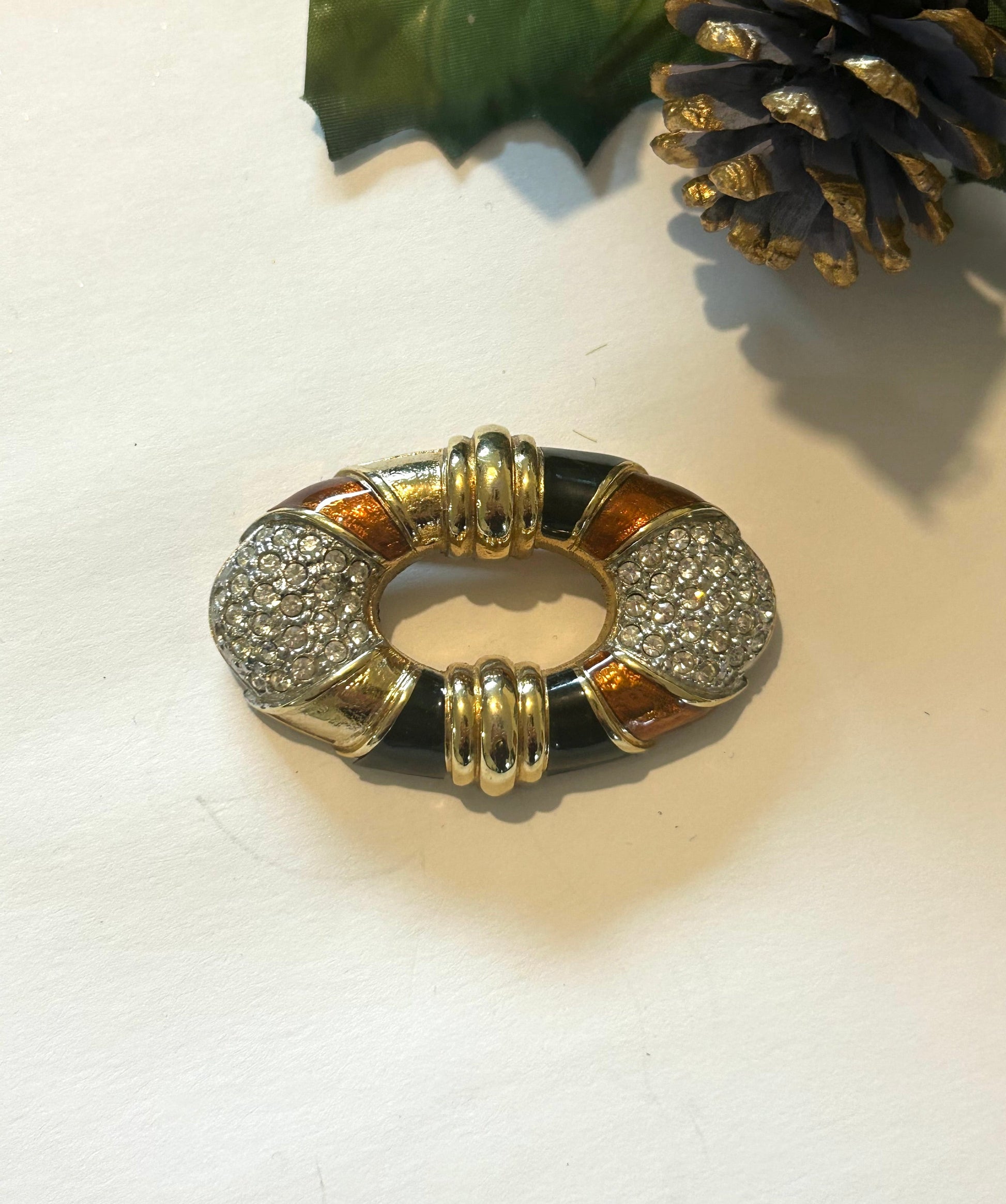 Broche vintage ovale dorée strass la friperie vintage 25