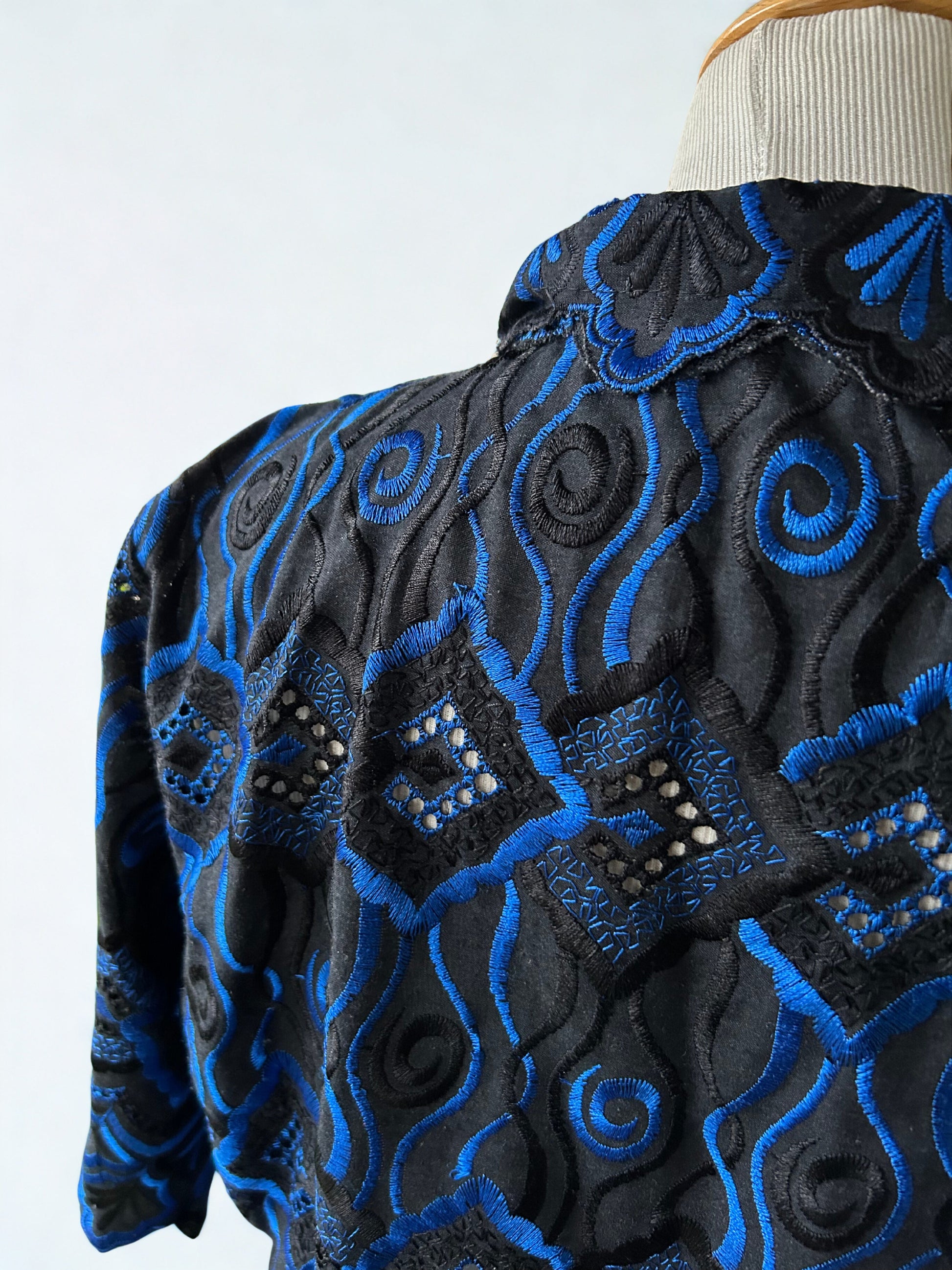 Tunique vintage brodée noir bleu la friperie vintage 25