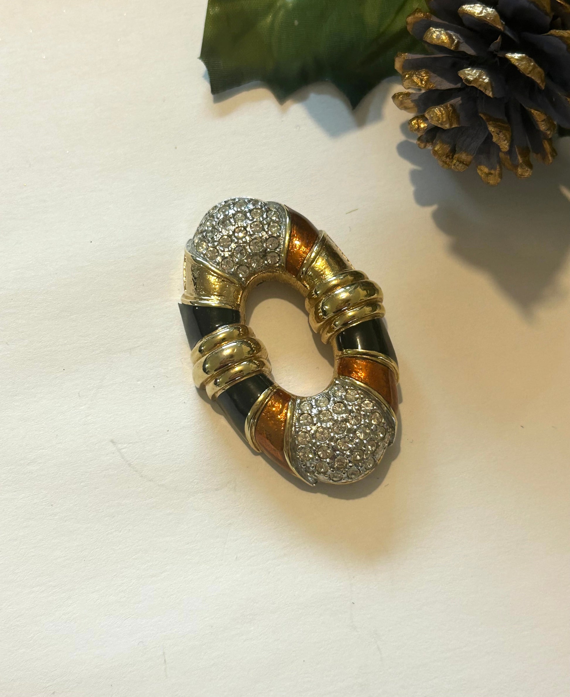 Broche vintage ovale dorée strass la friperie vintage 25