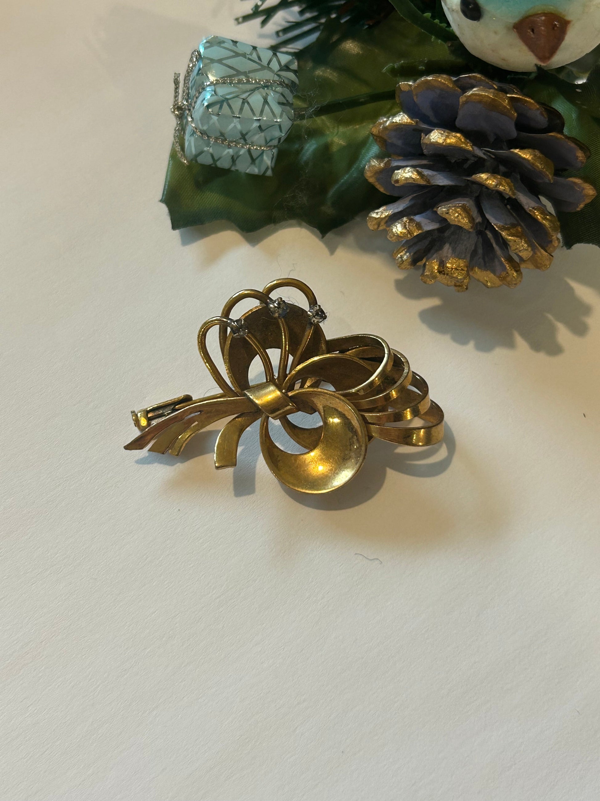 Broche vintage noeud doré graphique la friperie vintage 25