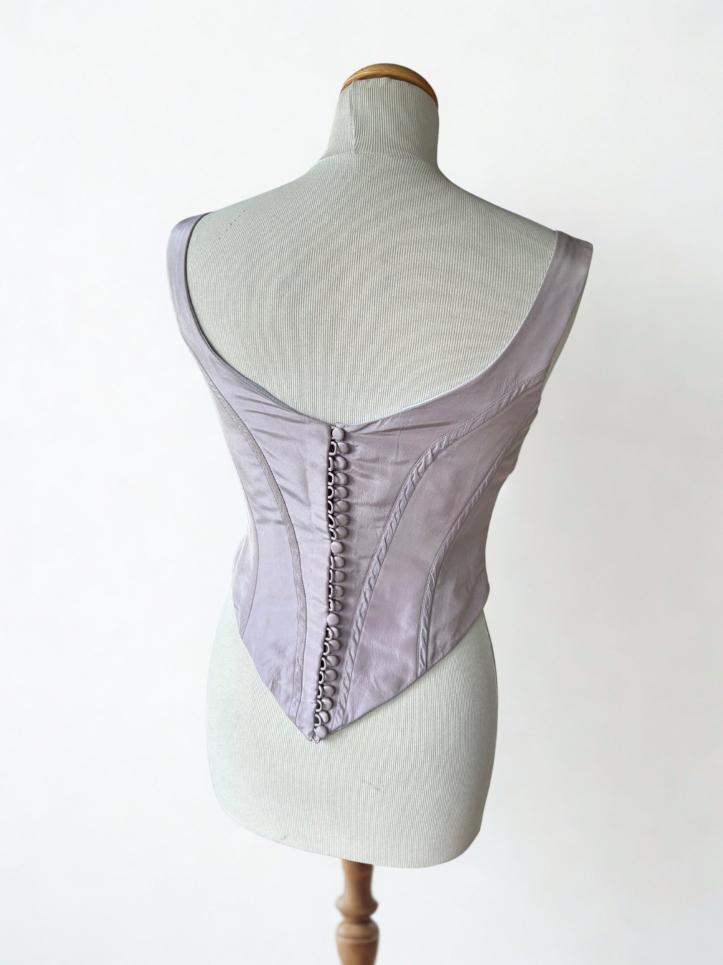 Corset satin lilas brodé en pointe