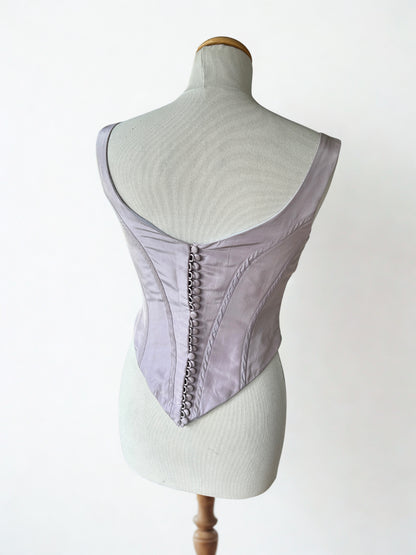 Corset satin lilas brodé en pointe